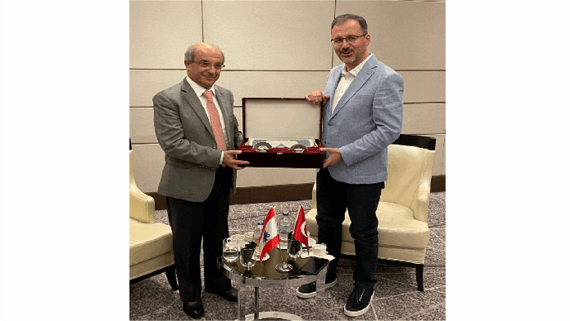 كلاس بحث مع نظيره التركي في سبل التعاون في المجالات الشبابية والرياضية
