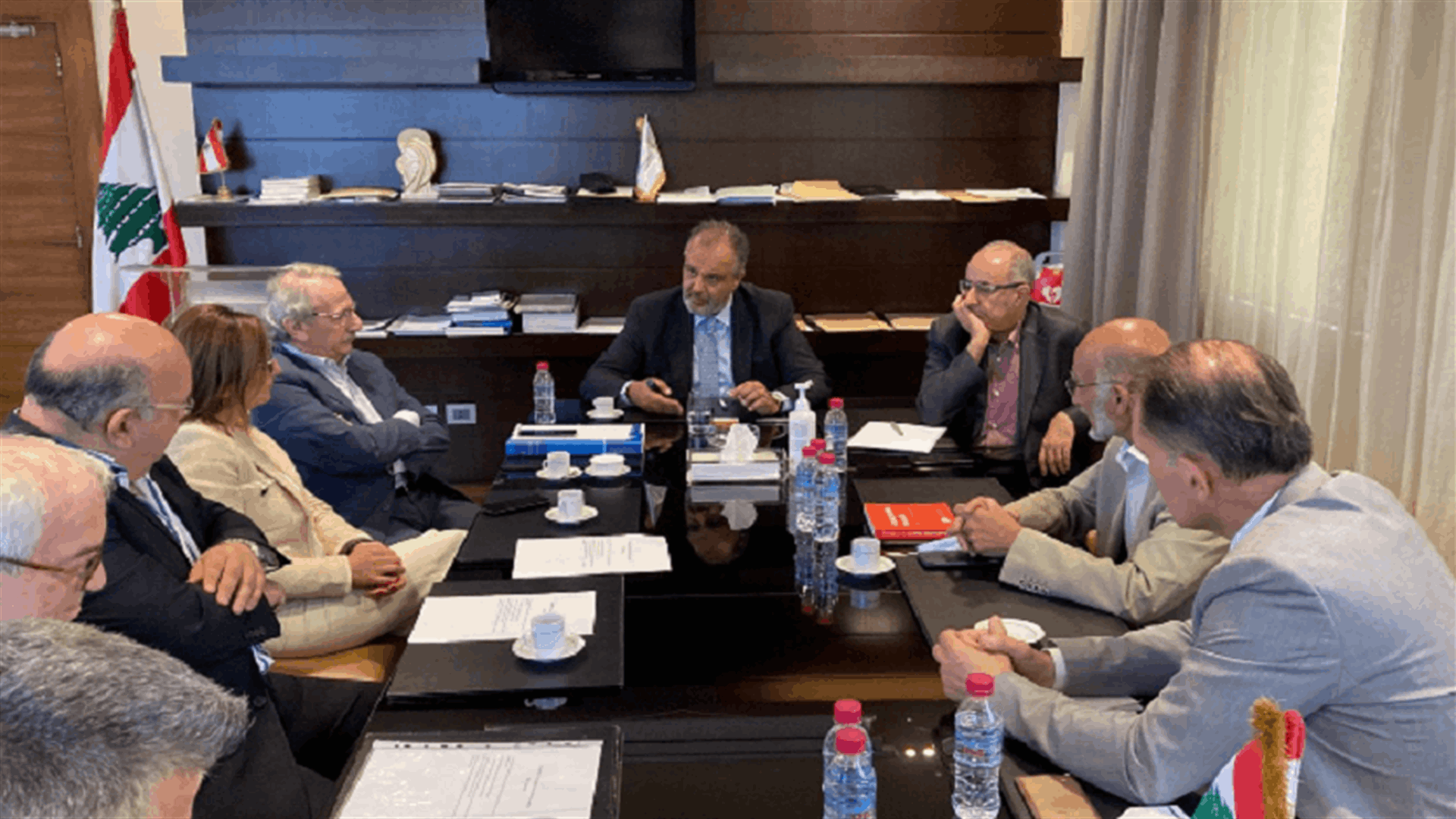 بوشكيان يعقد اجتماعا يتعلق بتنظيم استخدام المواد الكيميائية في المصانع
