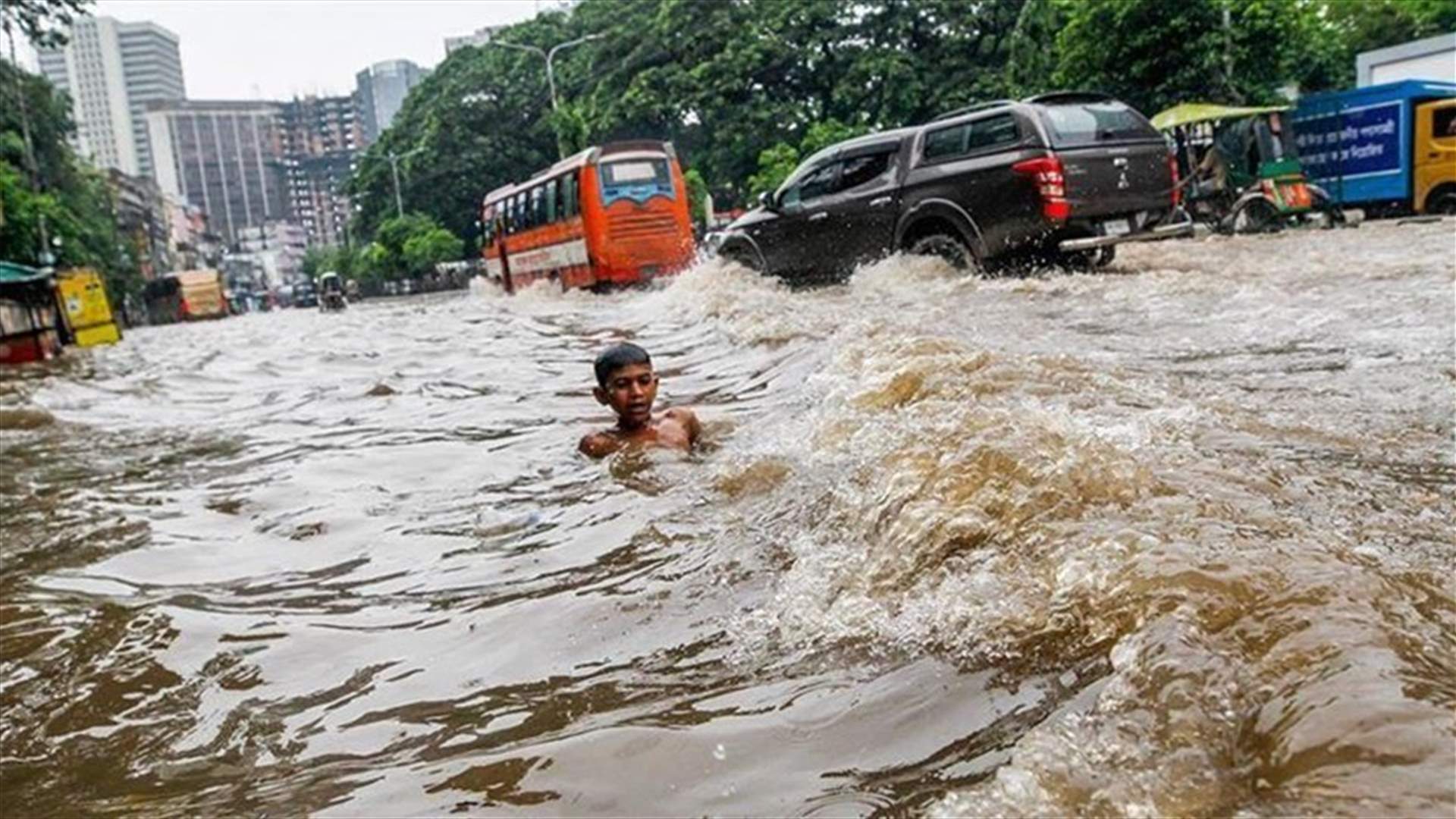 الفيضانات تحاصر نحو مليوني شخص في بنغلادش