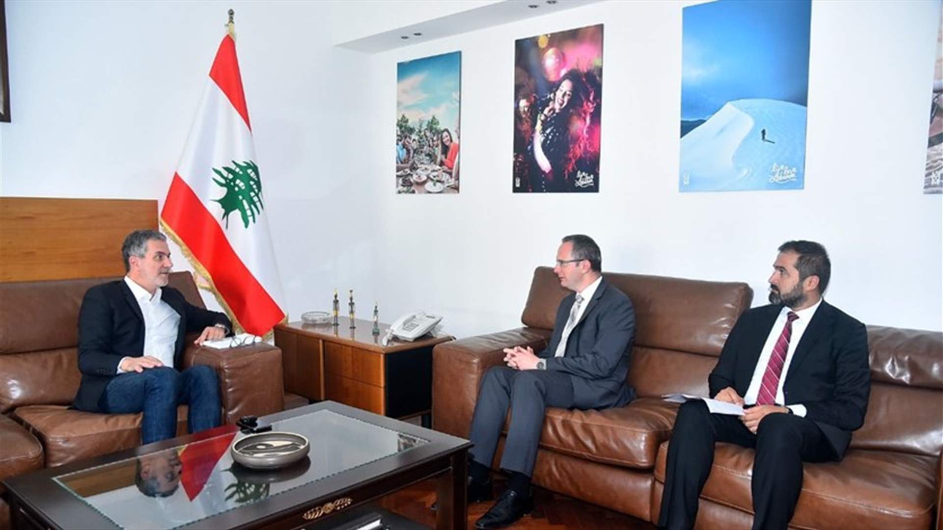 نصار تفقد والسفير التركي الأعمال القائمة في مكتب الشباك الموحد الجديد في الوزارة والتقى جمعية 100/100 Liban