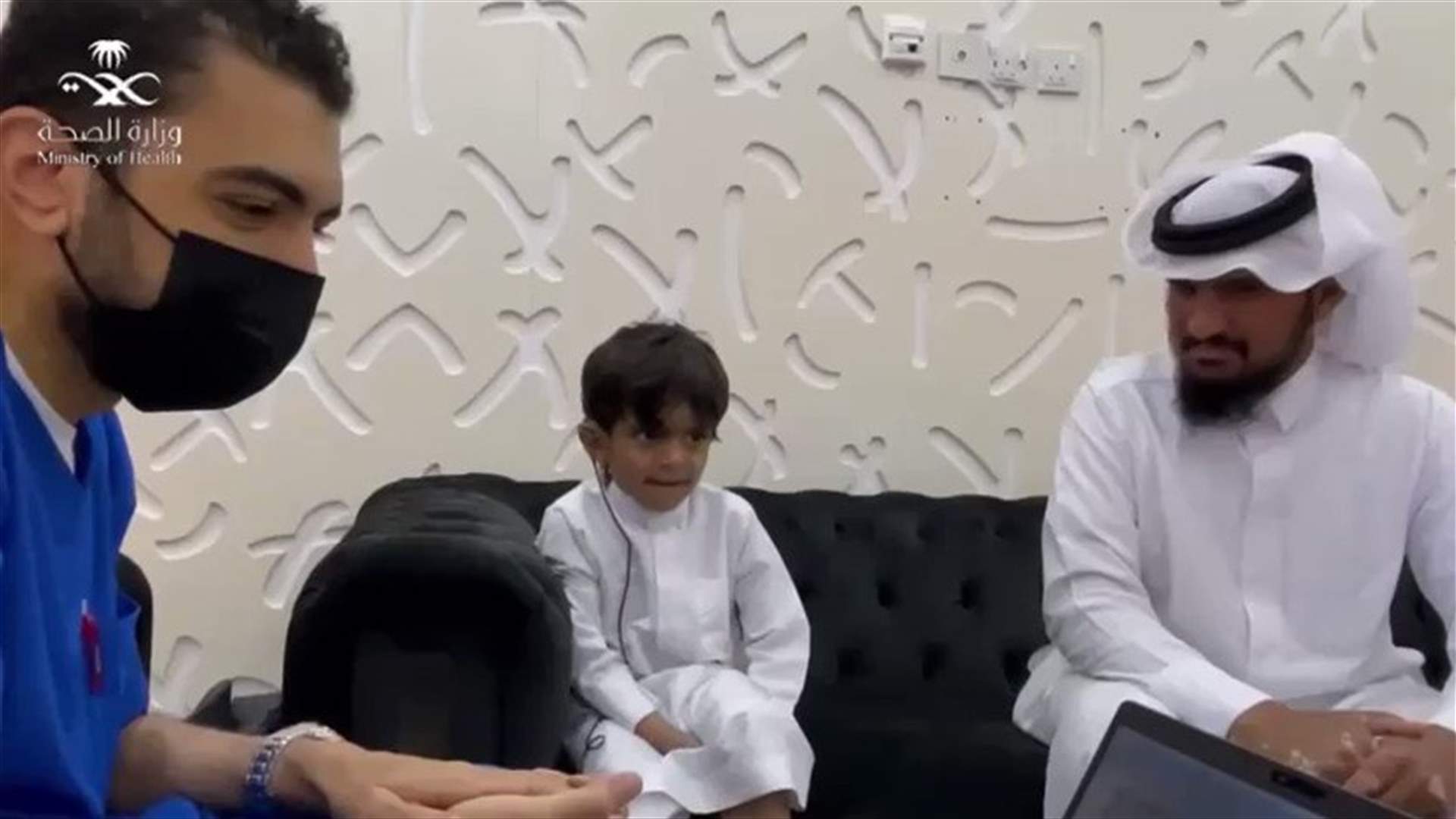 فيديو يأسر القلوب لطفل سعودي يسمع لأول مرة.. شاهدوا رد فعله
