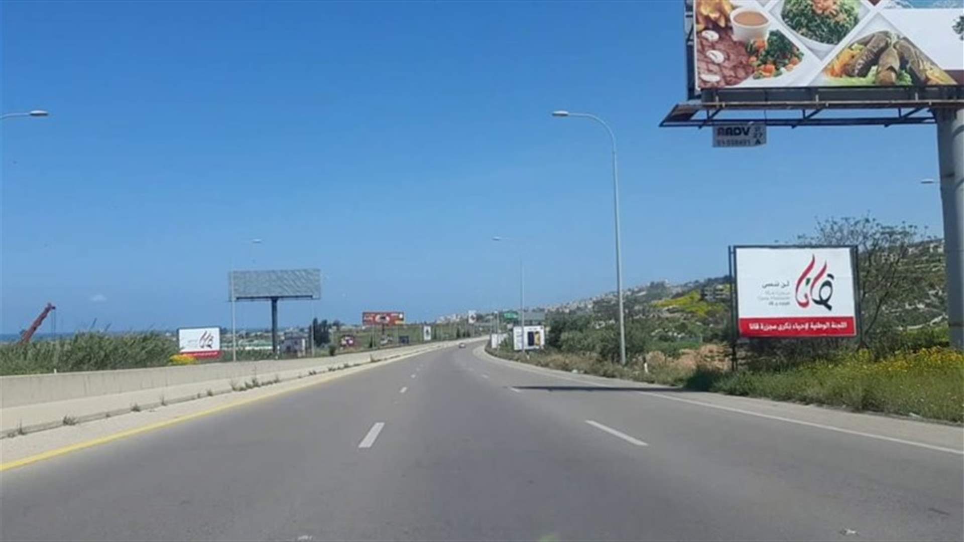 إنقلاب سيارة واحتراقها وإصابة من فيها على أوتوستراد صيدا - صور