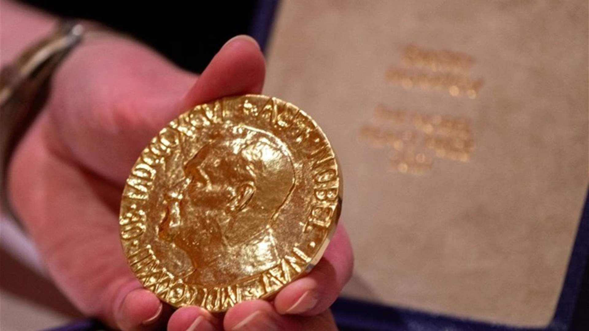 بمبلغ خيالي...روسي فائز بنوبل للسلام يبيع ميداليته لصالح أطفال أوكرانيا