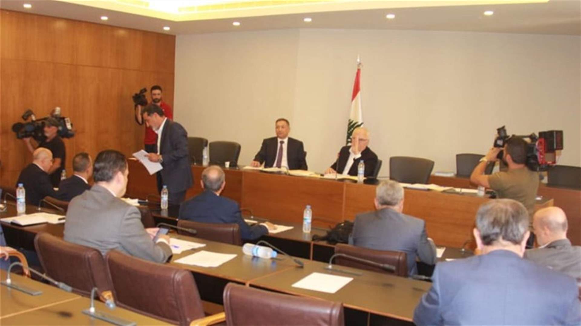 اجتماع لجنة الاقتصاد... &quot;التعافي ليس بكيفية توزيع الخسائر بل بتفعيل الاقتصاد&quot;