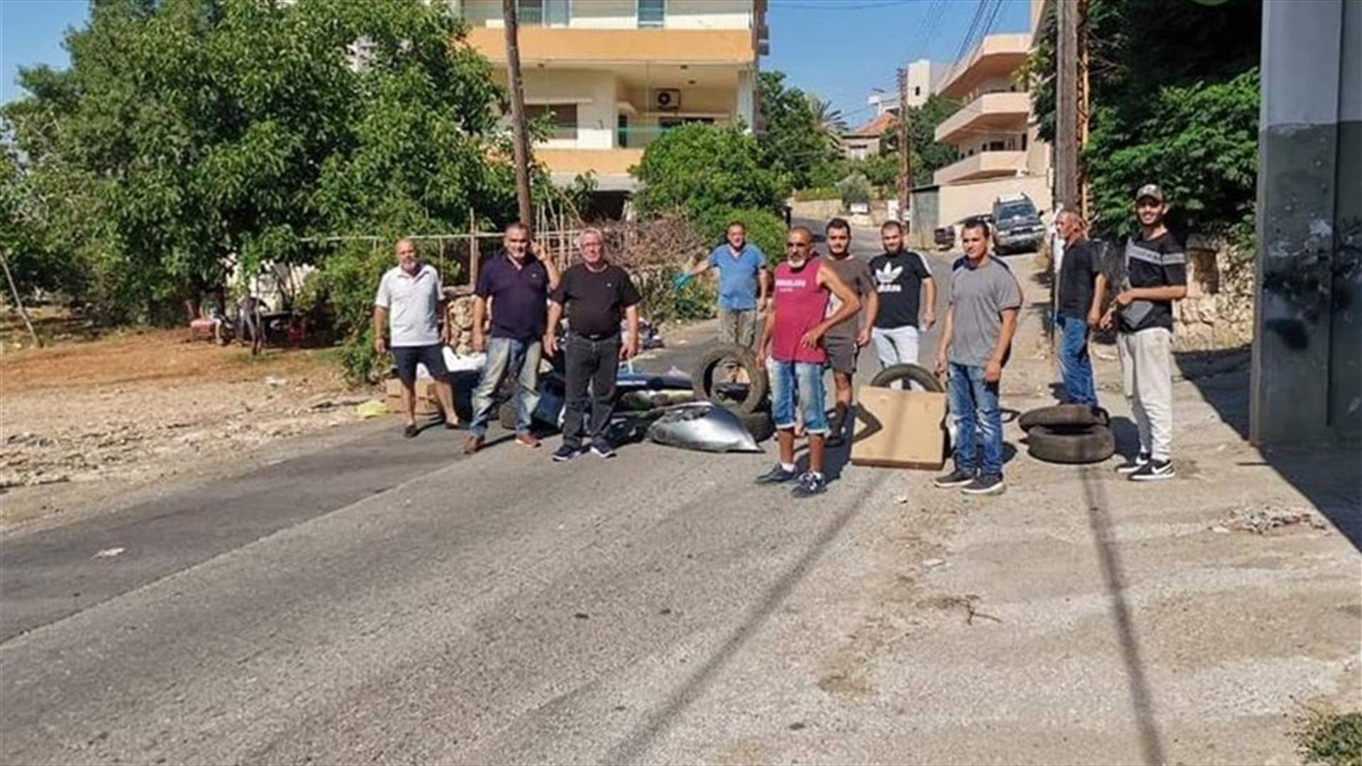 اهالي بلدة حارة الخاصة قطعوا الطريق بين برسا والاوتوستراد احتجاجا على انتشار النفايات