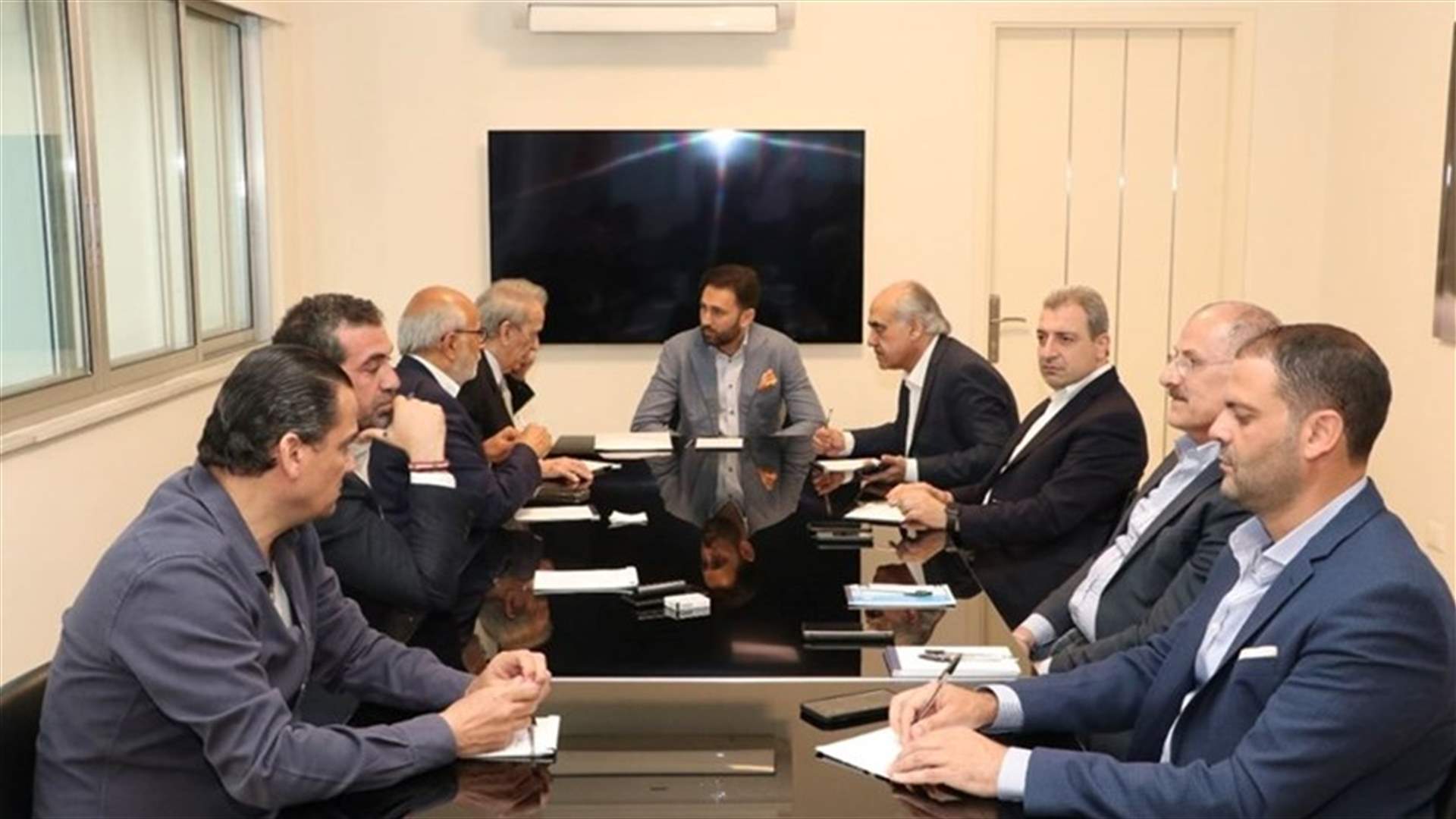 اللقاء الديمقراطي يعلن عدم رغبته بالمشاركة بالحكومة: سنسمي نواف سلام