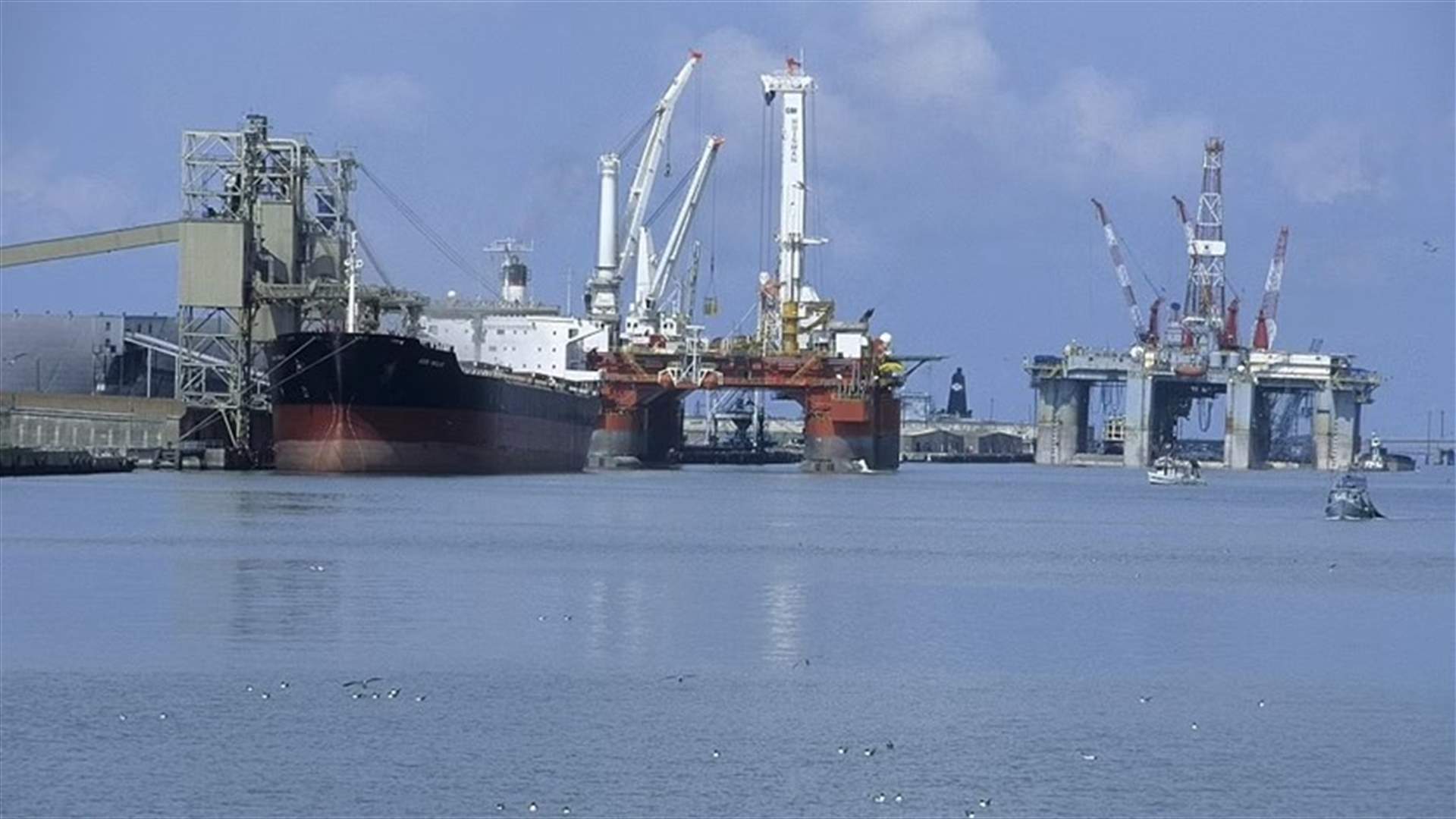 أوكرانيا تؤكد أنها استهدفت منصات نفطية تستخدم ك&quot;منشآت&quot; عسكرية روسية في البحر الأسود