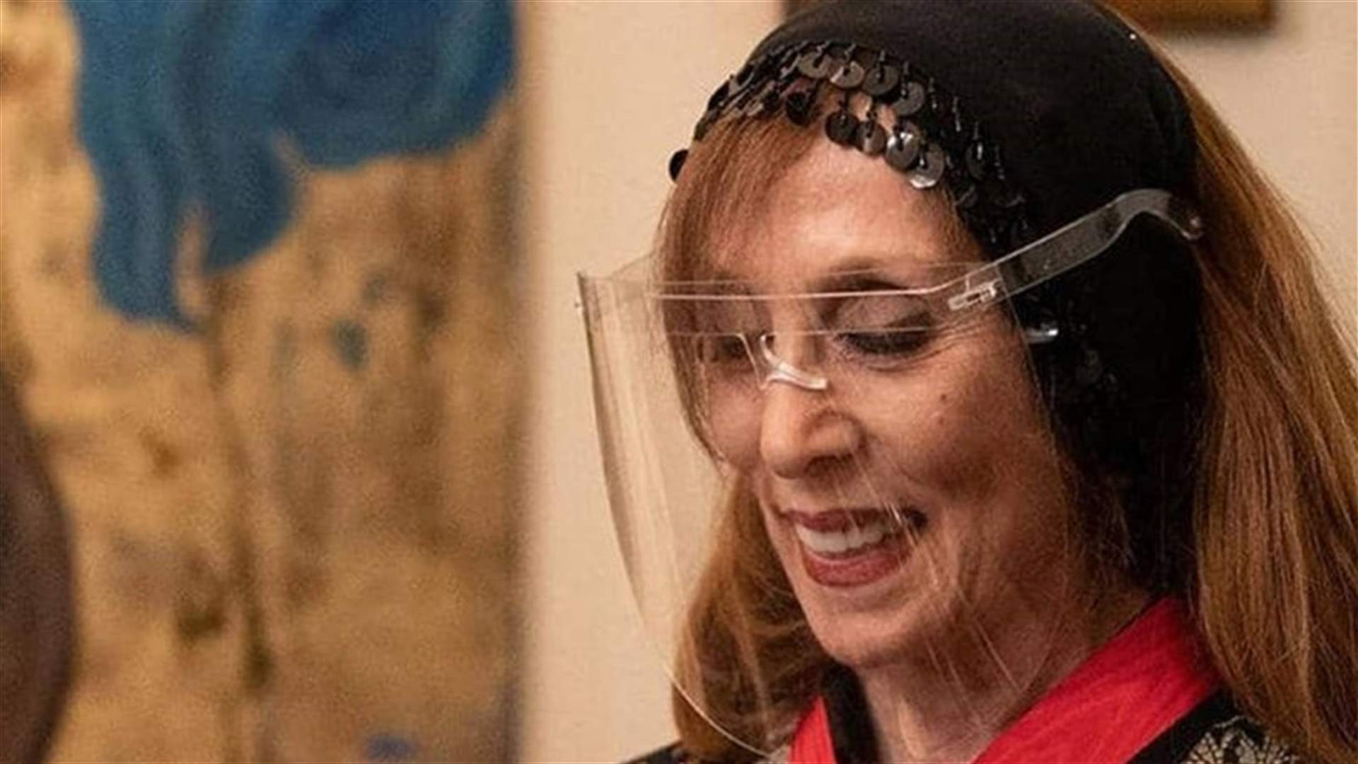 فيروز تمسك بيد ابنها هلي في الكنيسة... ظهور نادر لهما في 21 حزيران (صورة)