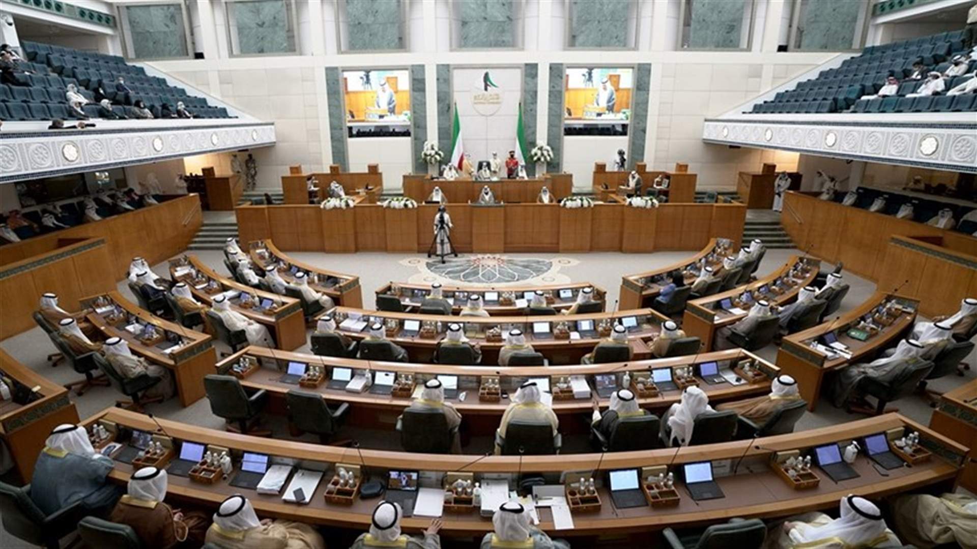 ولي عهد الكويت يعلن حل البرلمان والدعوة لإجراء انتخابات عامة