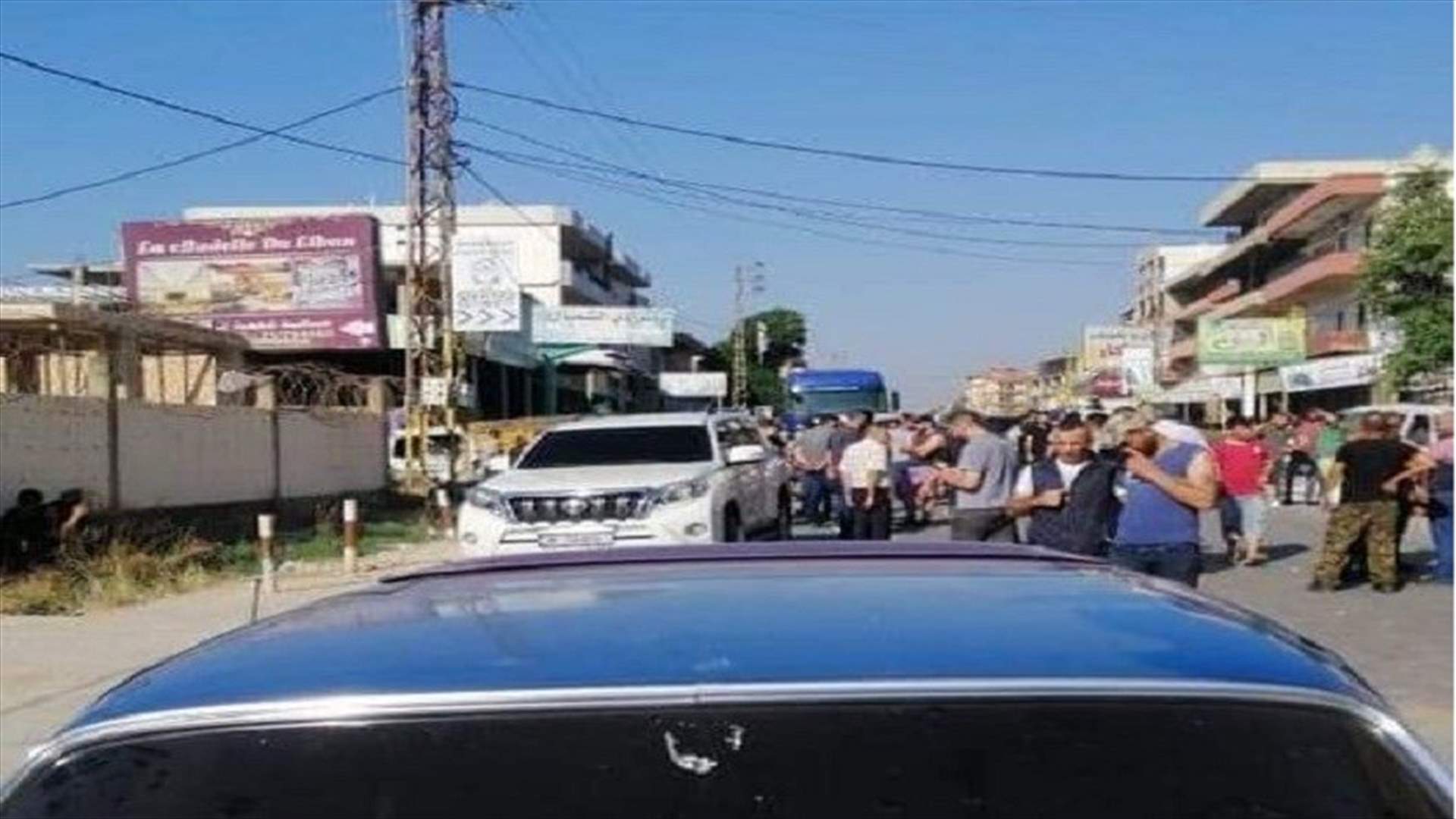 قطع طريق العبدة استنكارا لتعرض عمال للضرب في العاقورة