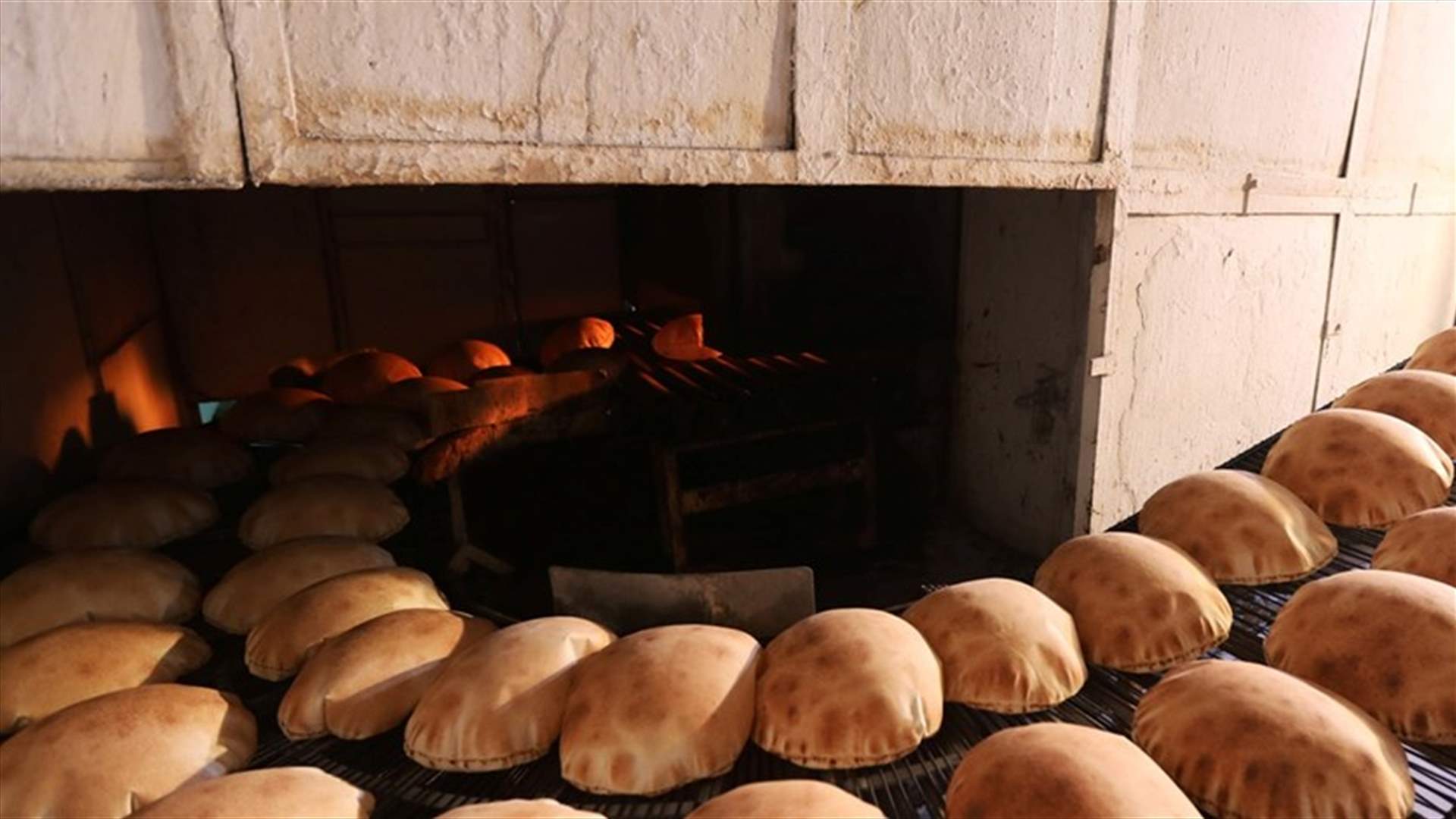 محافظ البقاع يتابع موضوع بيع ربطات الخبز في السوق السوداء