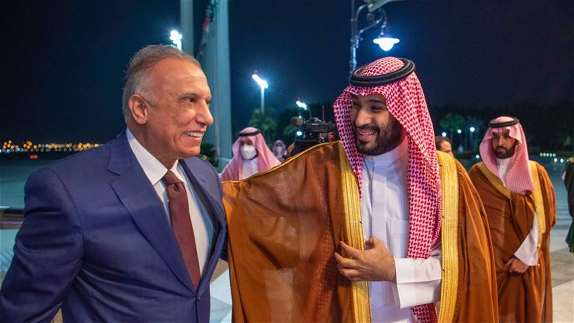ولي العهد السعودي الامير محمد بن سلمان يستقبل رئيس الوزراء العراقي مصطفى الكاظمي لدى وصوله إلى السعودية