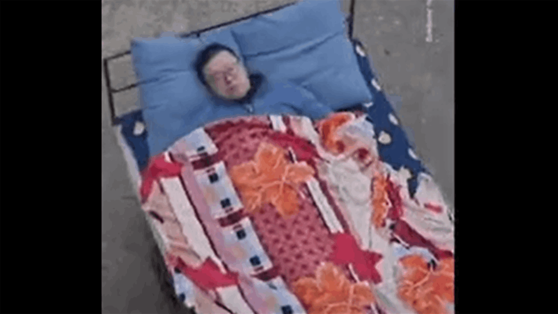 يحتوي على مظلة للحماية... الكسل يدفع صيني لابتكار سرير يتنقل فيه بدون مغادرته (فيديو)