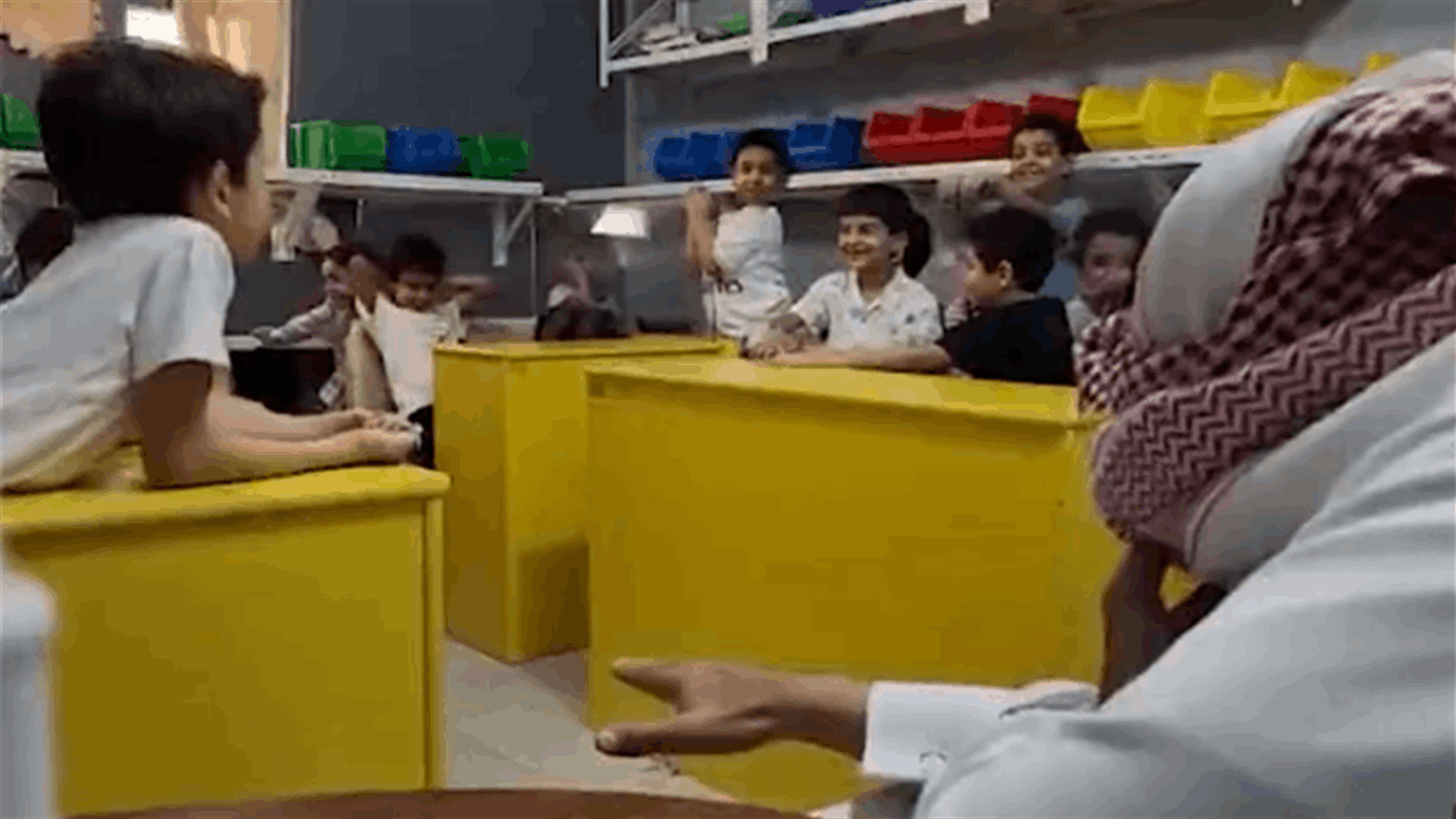 مع نهاية العام الدراسي... مُعلّم سعودي يُودّع تلاميذه بطريقة &quot;خذ حقك&quot; (فيديو)