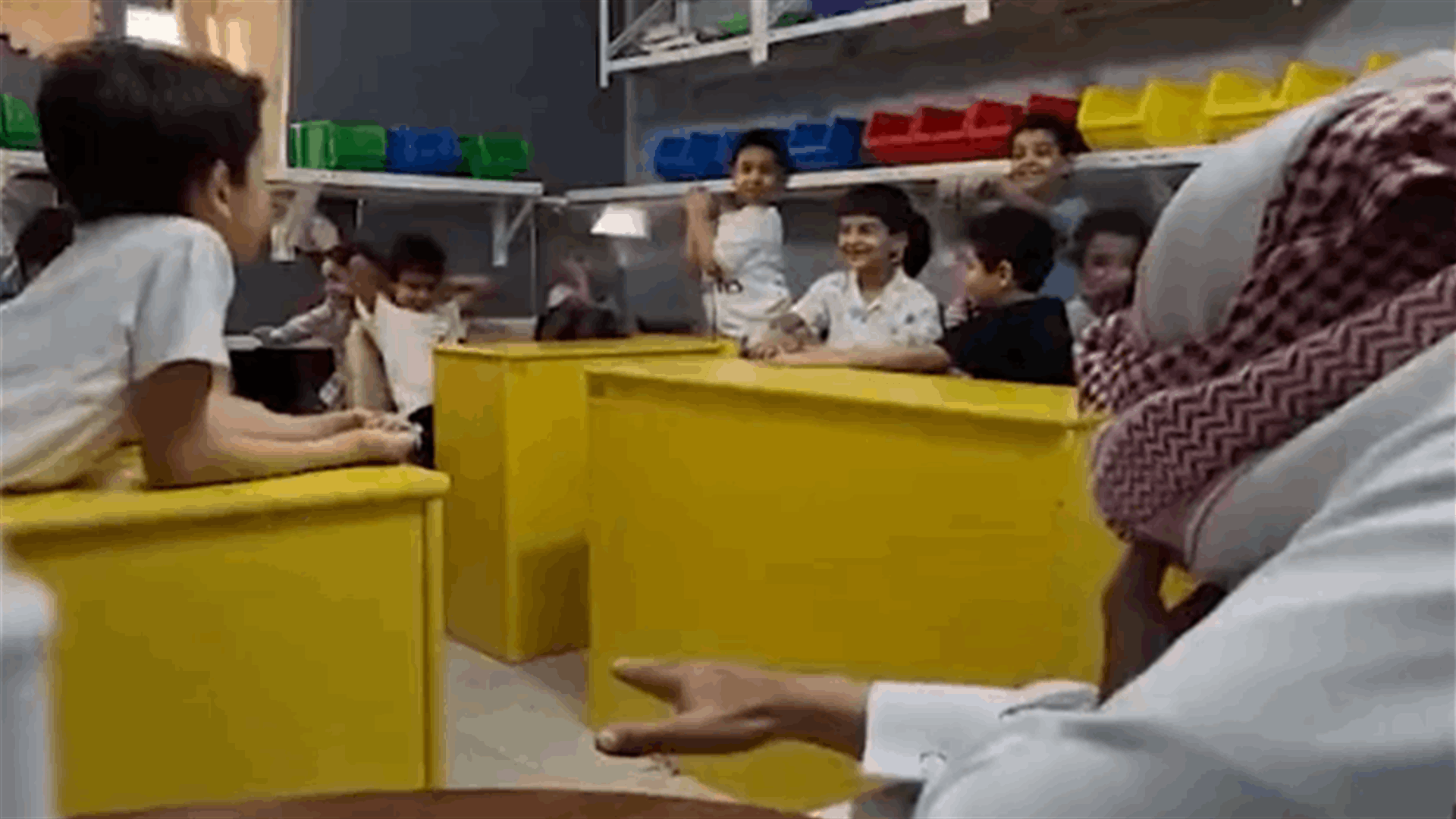 مع نهاية العام الدراسي... مُعلّم سعودي يُودّع تلاميذه بطريقة "خذ حقك" (فيديو)
