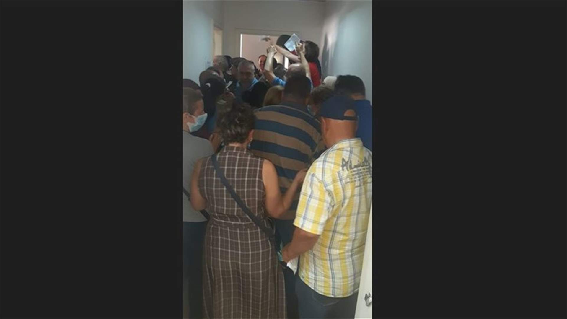 فوضى وتدافع في مالية زحلة للتأخر في قبض مستحقات الإنتخابات بسبب عطل تقني