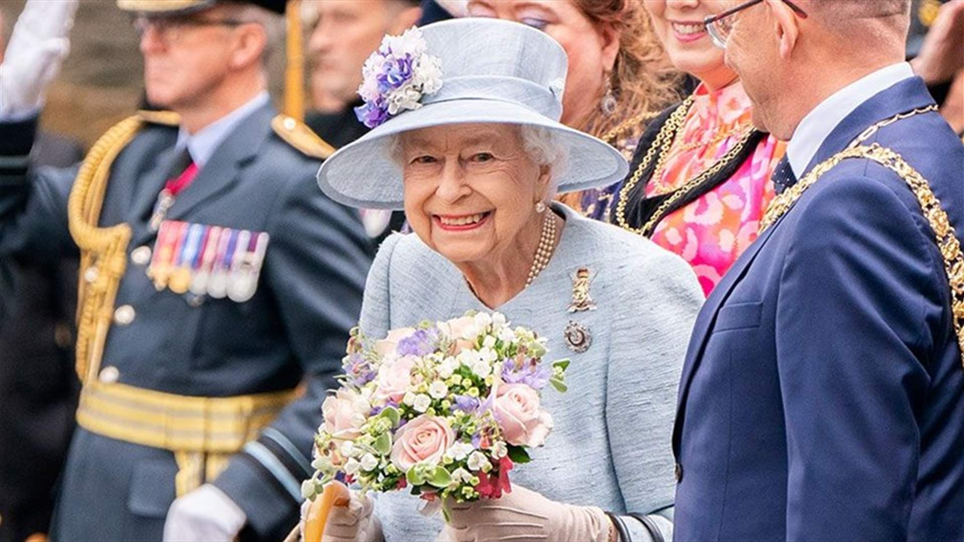 بزيٍ أزرق وعصا... ظهور الملكة إليزابيث في &quot;أسبوع هوليرود&quot; (صورة)