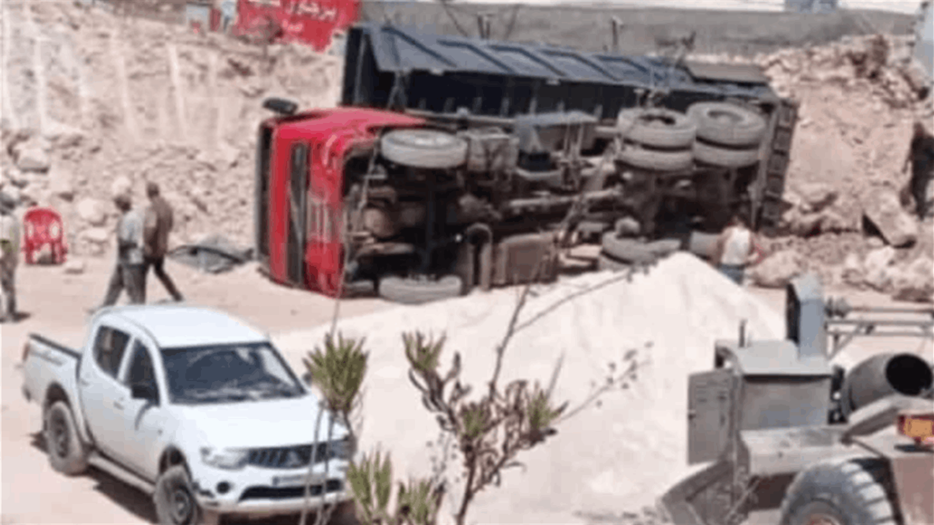 انقلاب شاحنة ونجاة سائقها بأعجوبة