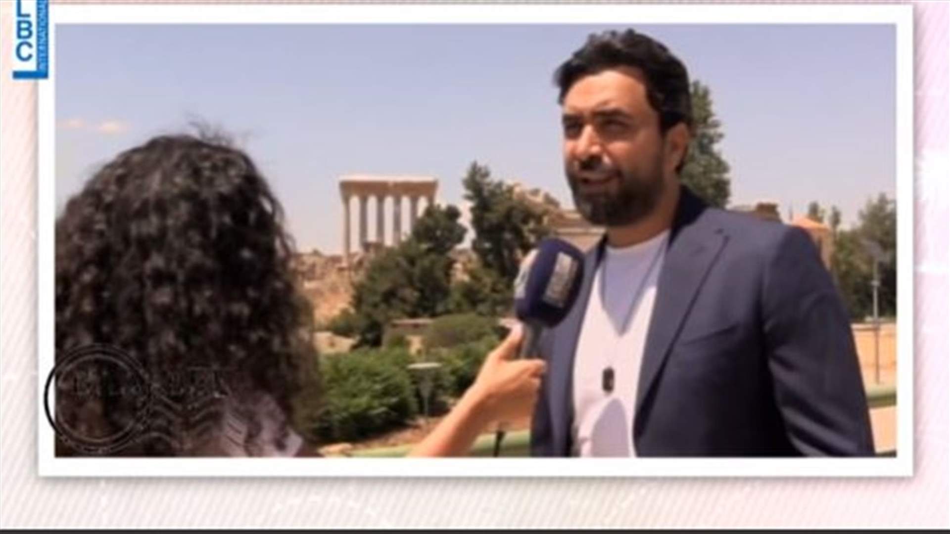 من أمام قلعة بعلبك... نادر الأتات يتغنّى بمدينة الشمس ويقول "يا هلا" بالسواح (فيديو)