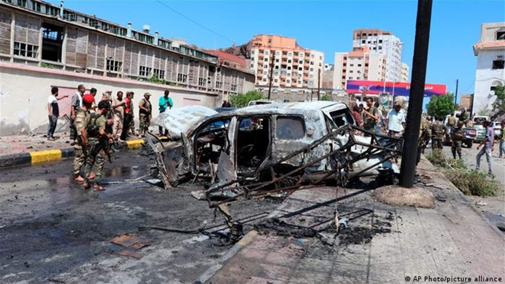 سبعة قتلى على الأقل في عدن إثر انفجار سيارة مفخخة استهدفت موكب مسؤول أمني