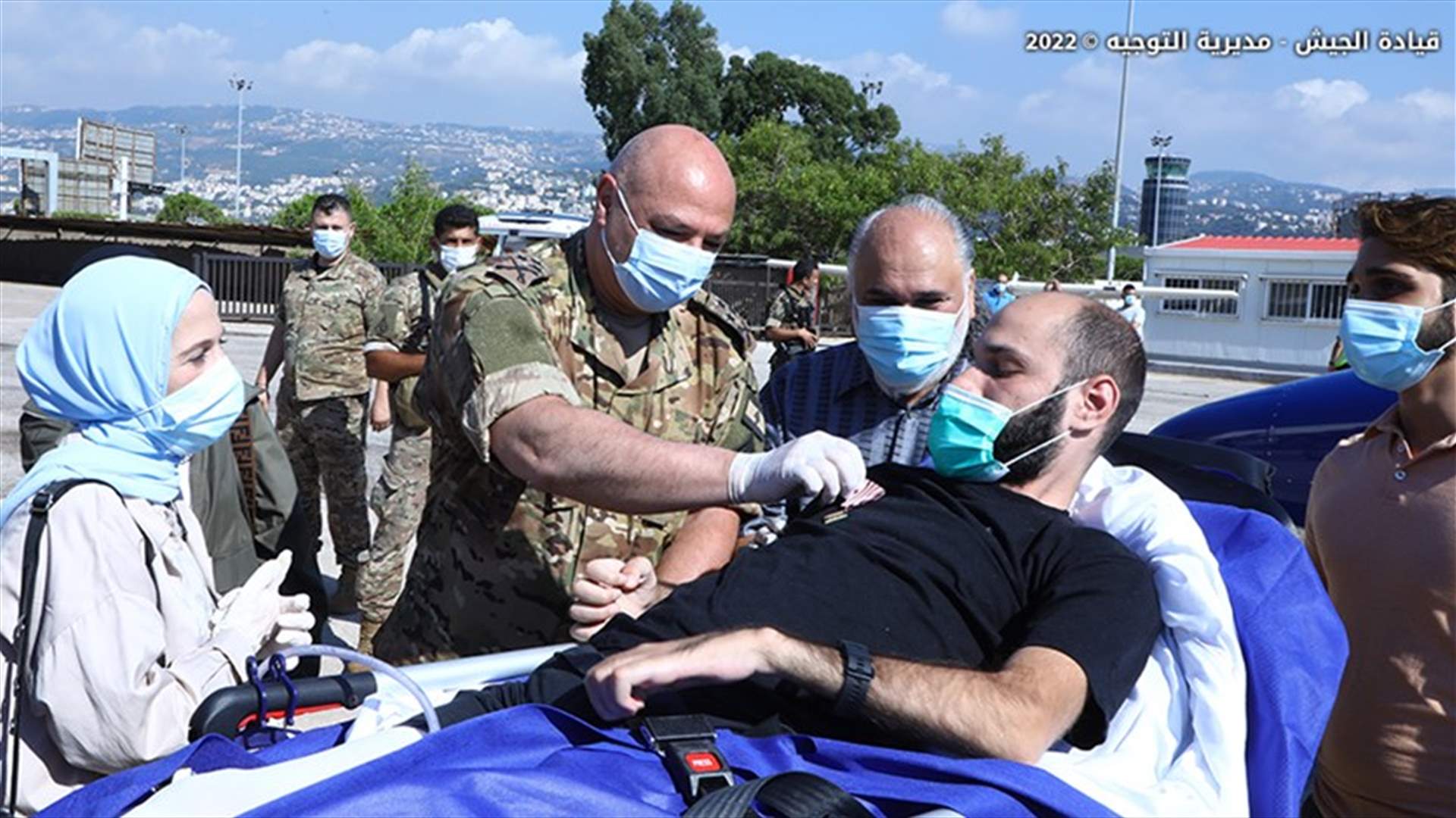 قائد الجيش إستقبل العريف حسين شعيب في مطار رفيق الحريري الدولي