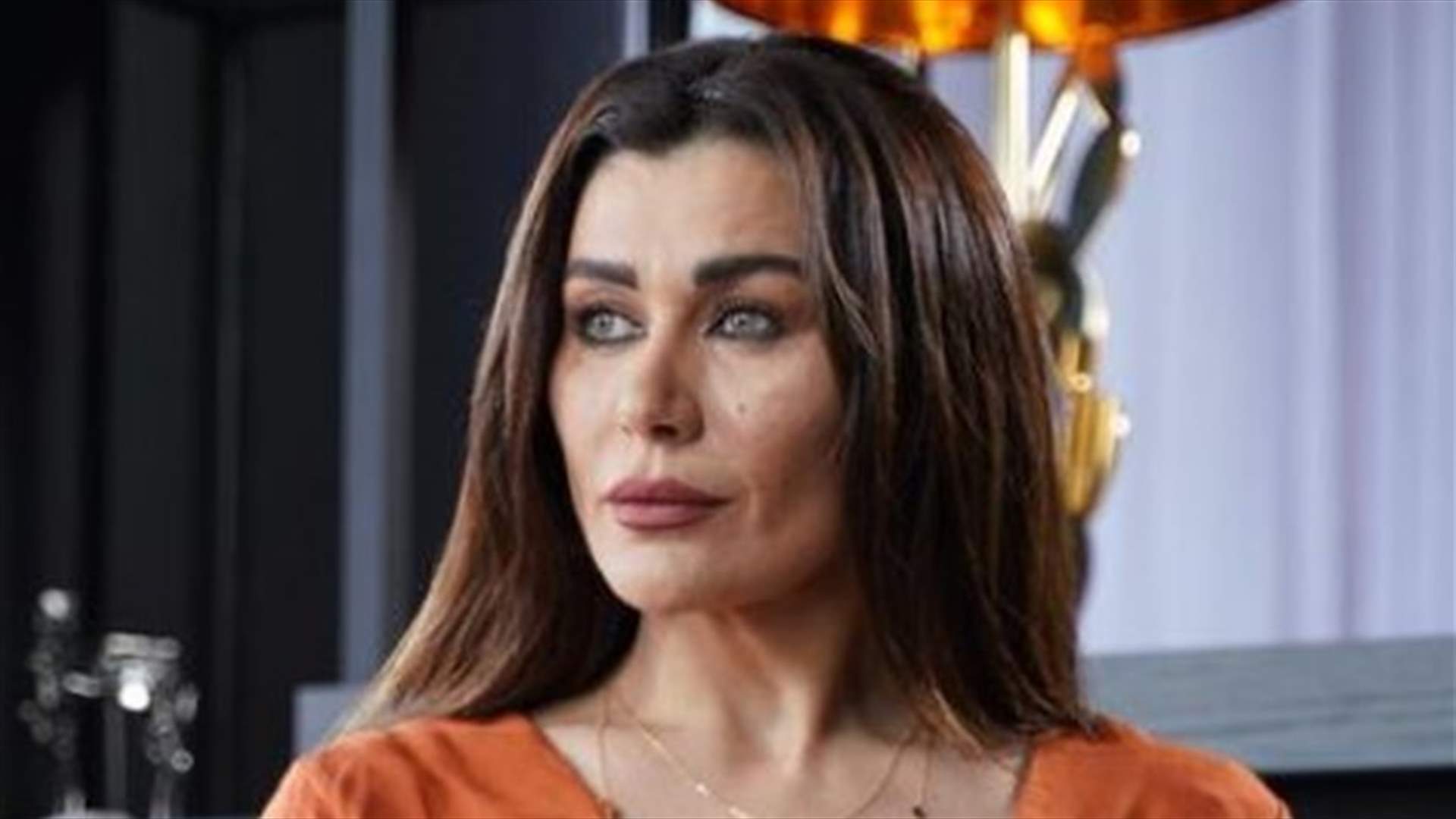 نادين الراسي تحمل الدولارات بيديها: "ما تحبّي ولا حدا أكتر من حالك"