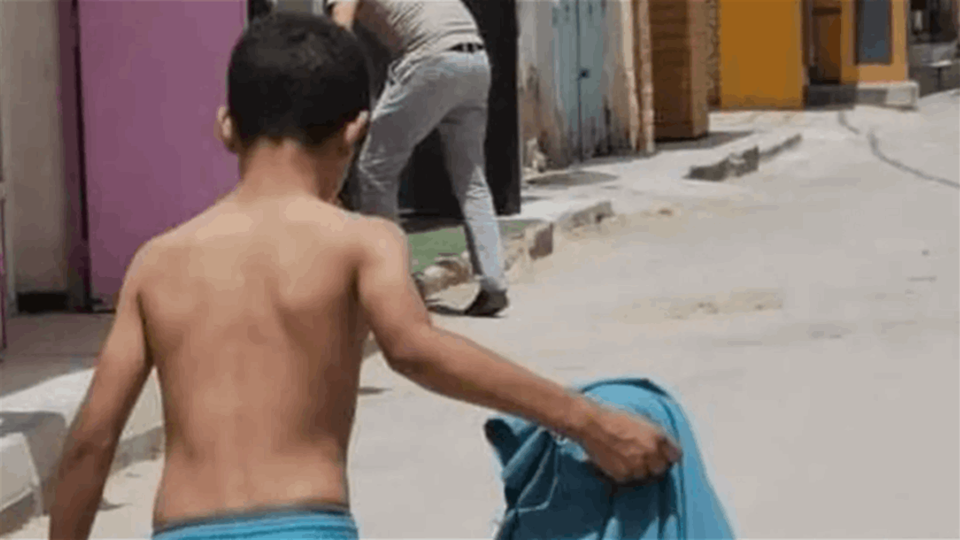 صورة تحمل معانٍ إنسانية... طفل خلع قميصه ليحمي شقيقه من أشعة الشمس بالجزائر (صورة)