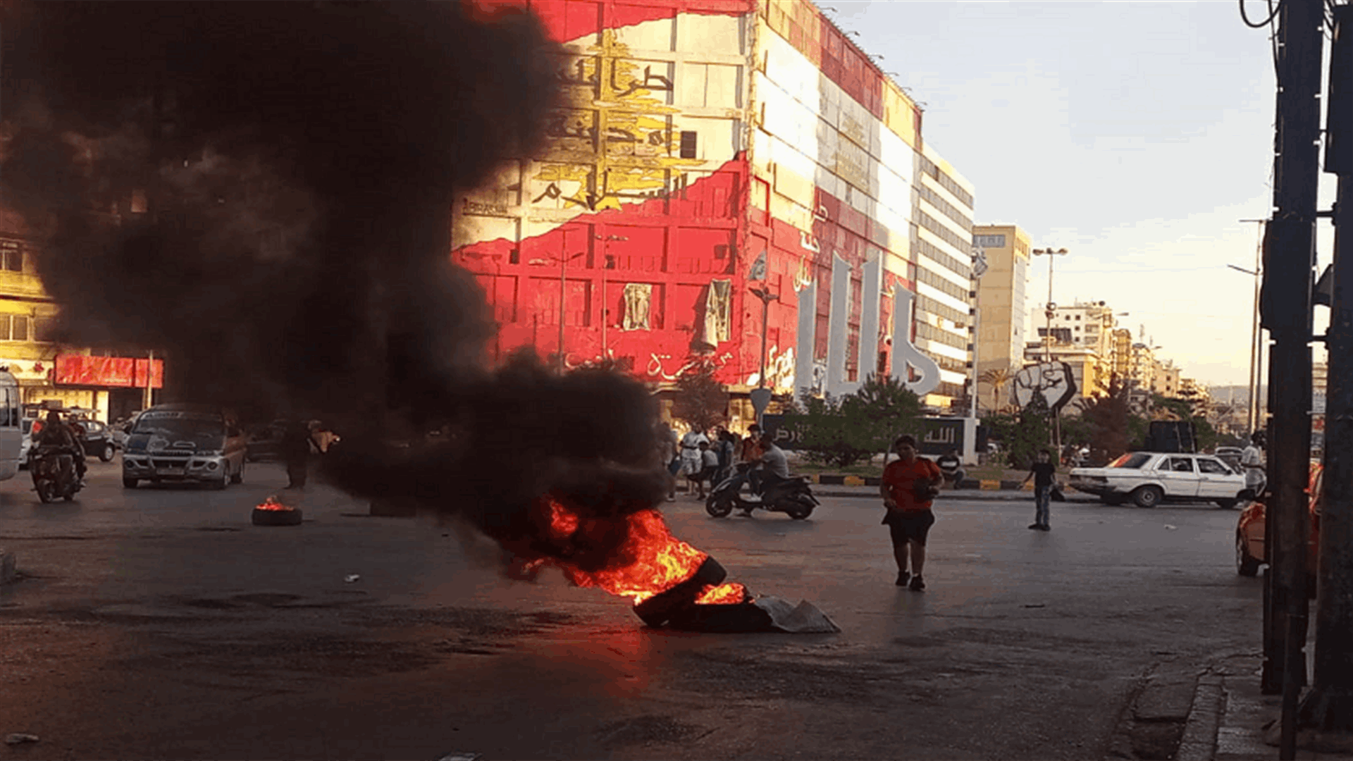 محتجون على تردي الأوضاع المعيشية قطعوا ساحة النور في طرابلس