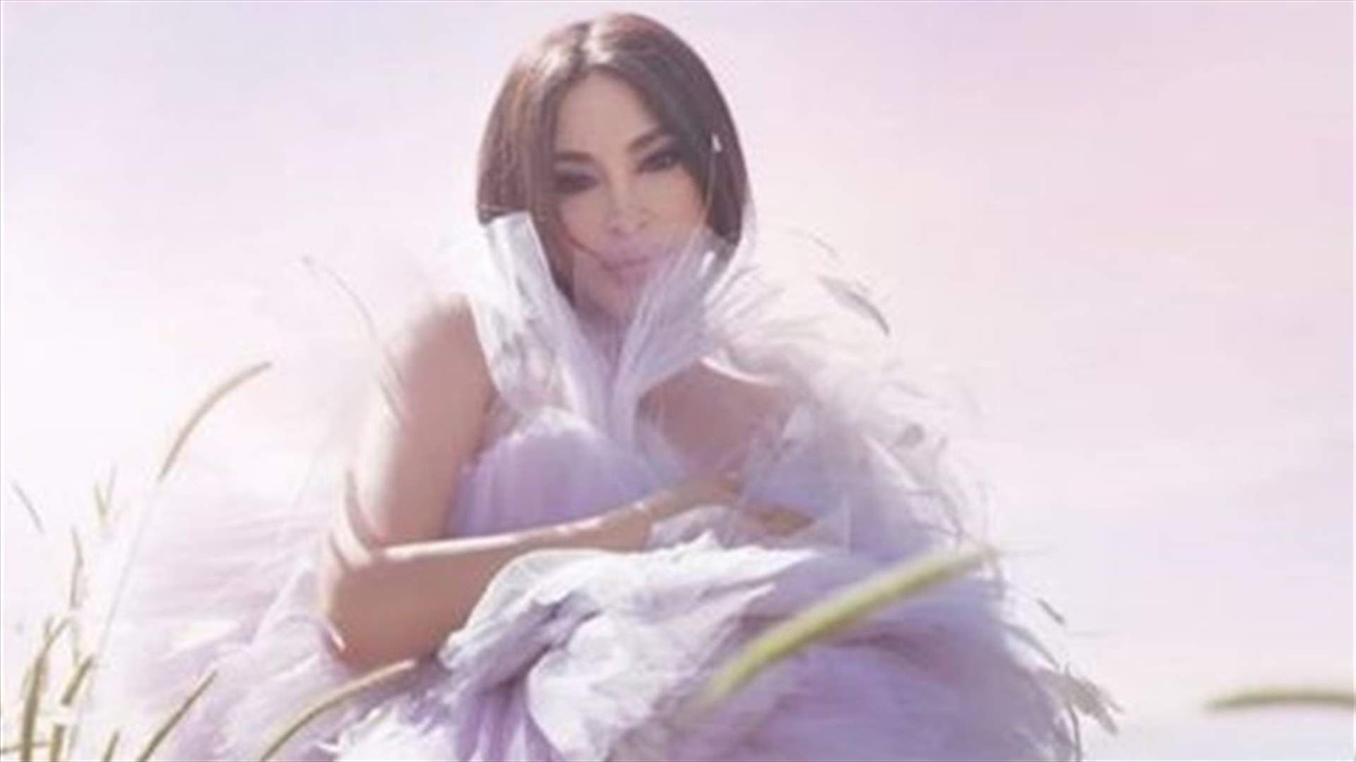 رقصة اليسا العفويّة دون موسيقى تغزو الانترنت... وتغازل أحد الحاضرين: "انت الأمّور" (فيديو)