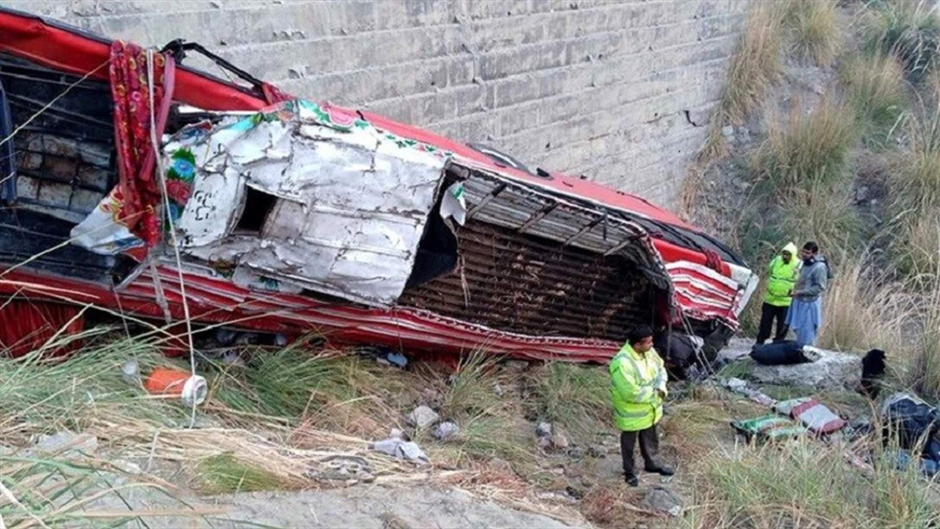 مقتل 19 شخصا في حادث حافلة في باكستان