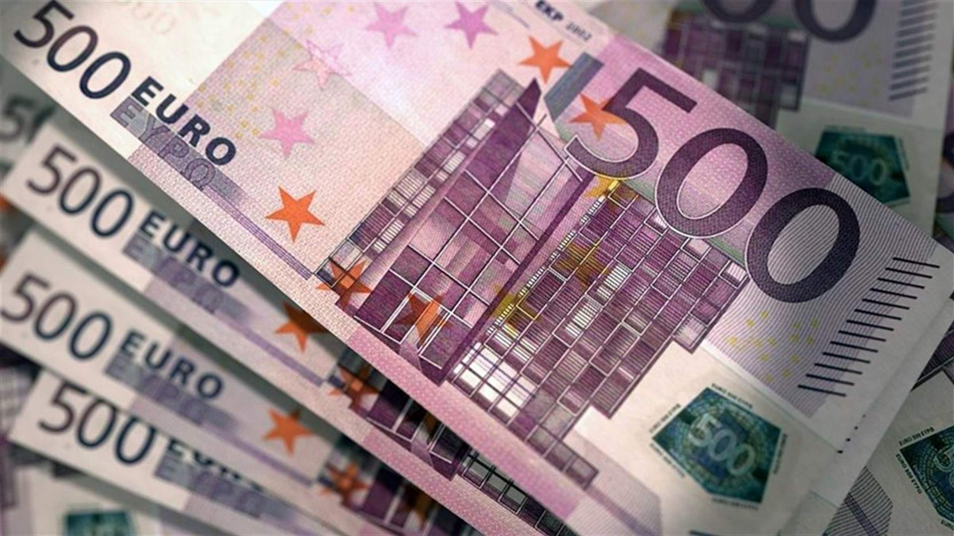 اليورو يسجّل أدنى مستوى له مقابل الدولار منذ العام 2002