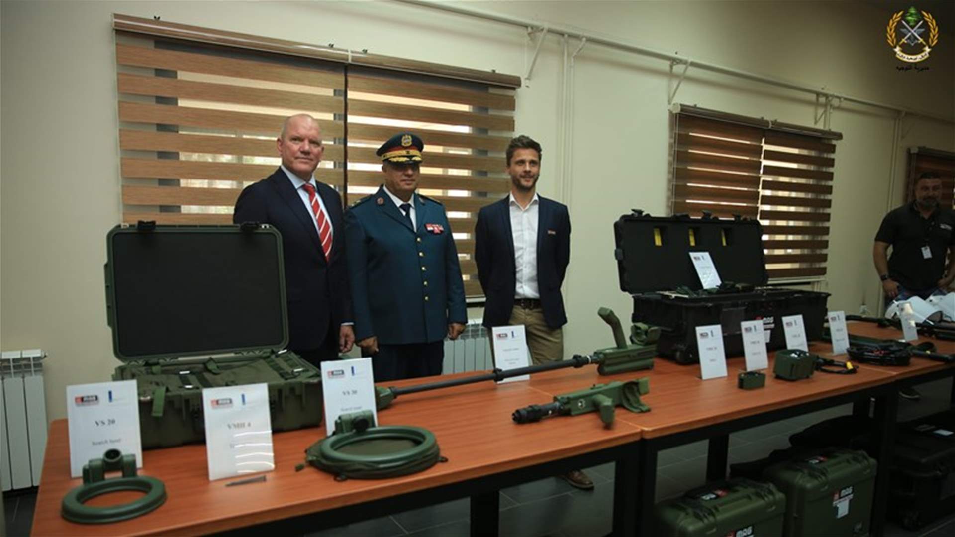 الجيش: تسليم عتاد مقدم هبة من السفارة الهولندية إلى المركز اللبناني للأعمال المتعلقة بالألغام