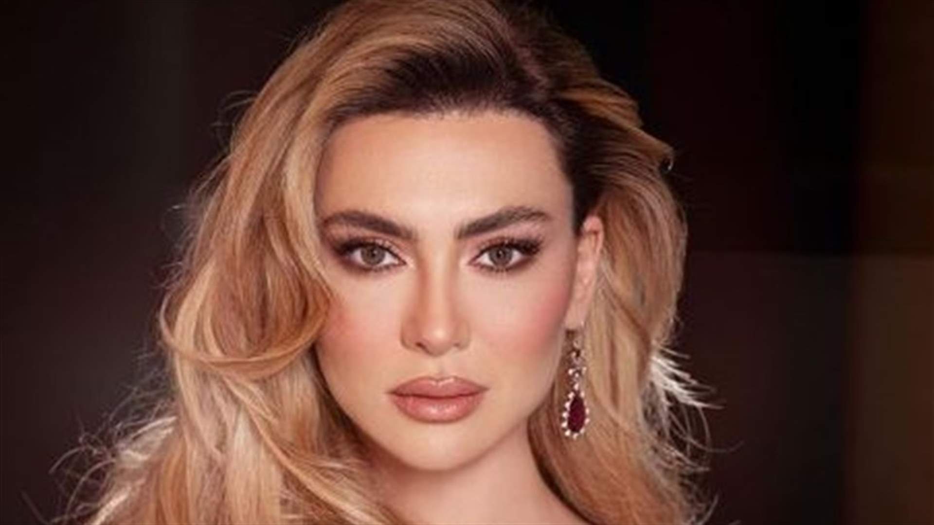 ستيفاني صليبا تلفت الأنظار بإطلالتها... وعقدها الماسي حديث المتابعين (فيديو)