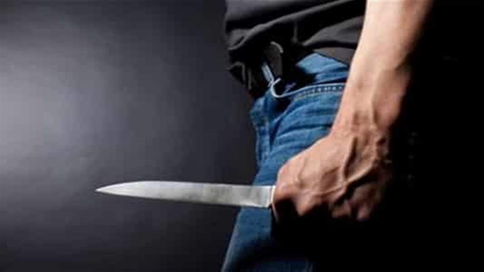 بعد نشرها صورة على الشاطئ... تونسي يطعن صديقته ثم يحاول قتل نفسه!
