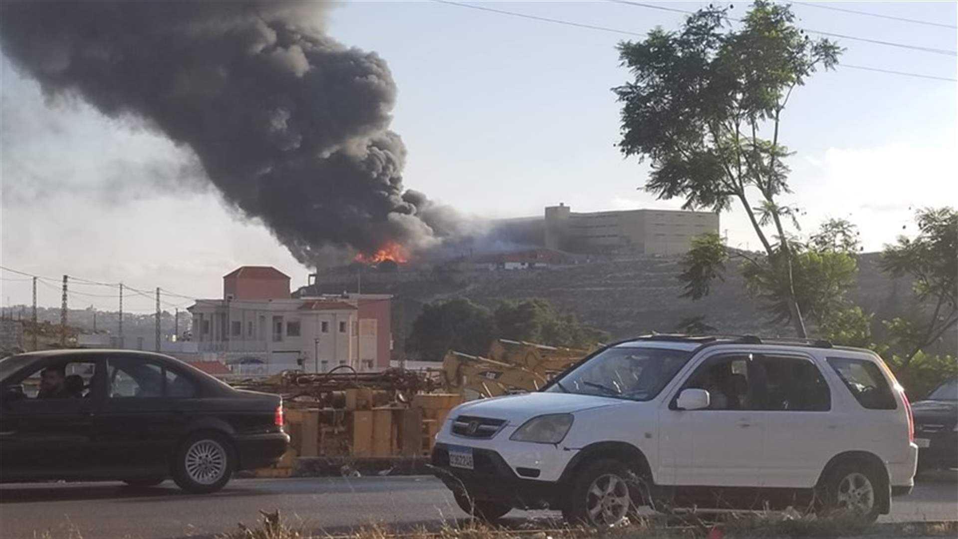 حريق معمل السجاد في زفتا خرج عن السيطرة... اليكم التفاصيل
