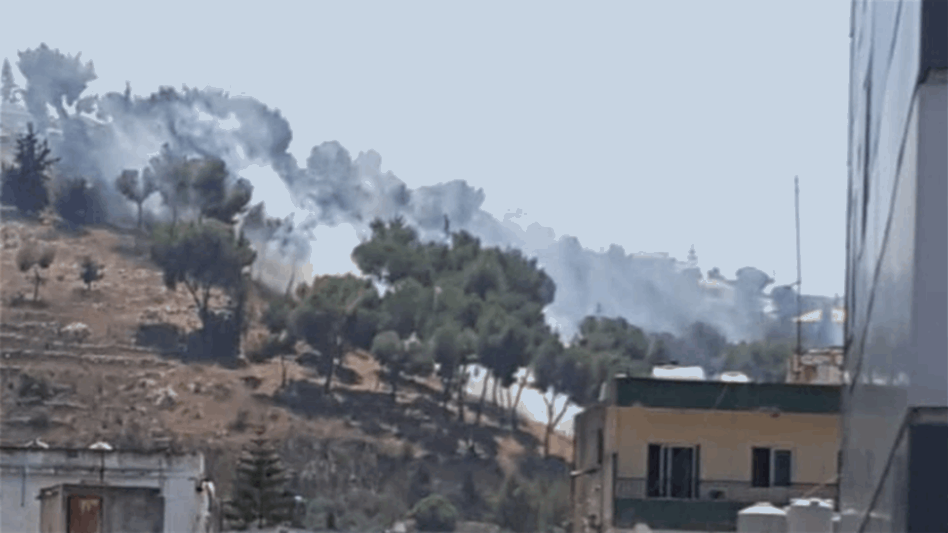 حريق كبير في حرج صنوبر جبل الرويس في الشقيف