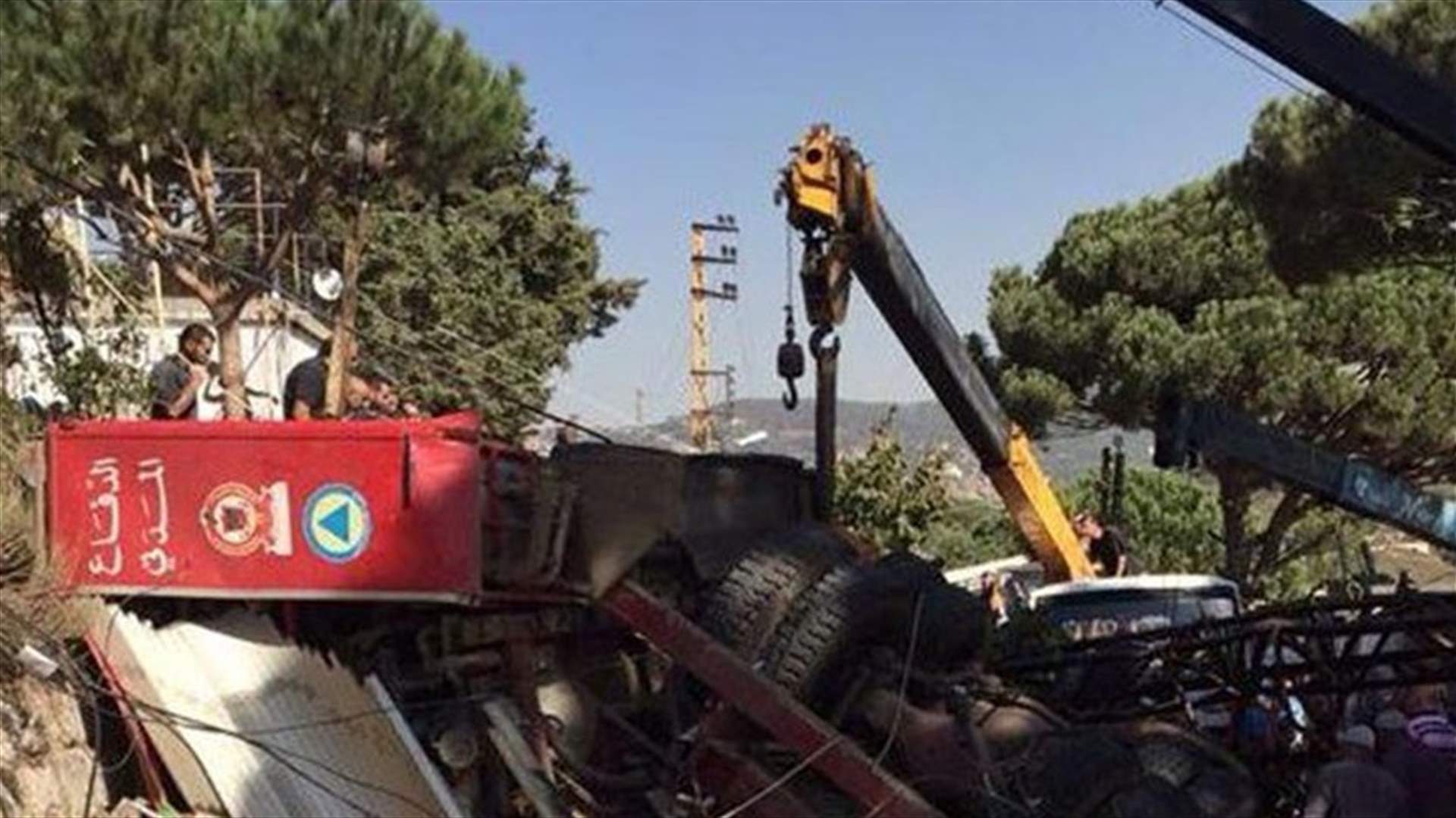 نجاة عدد من عناصر الدفاع المدني من انقلاب آليتهم على اوتوستراد المصيلح