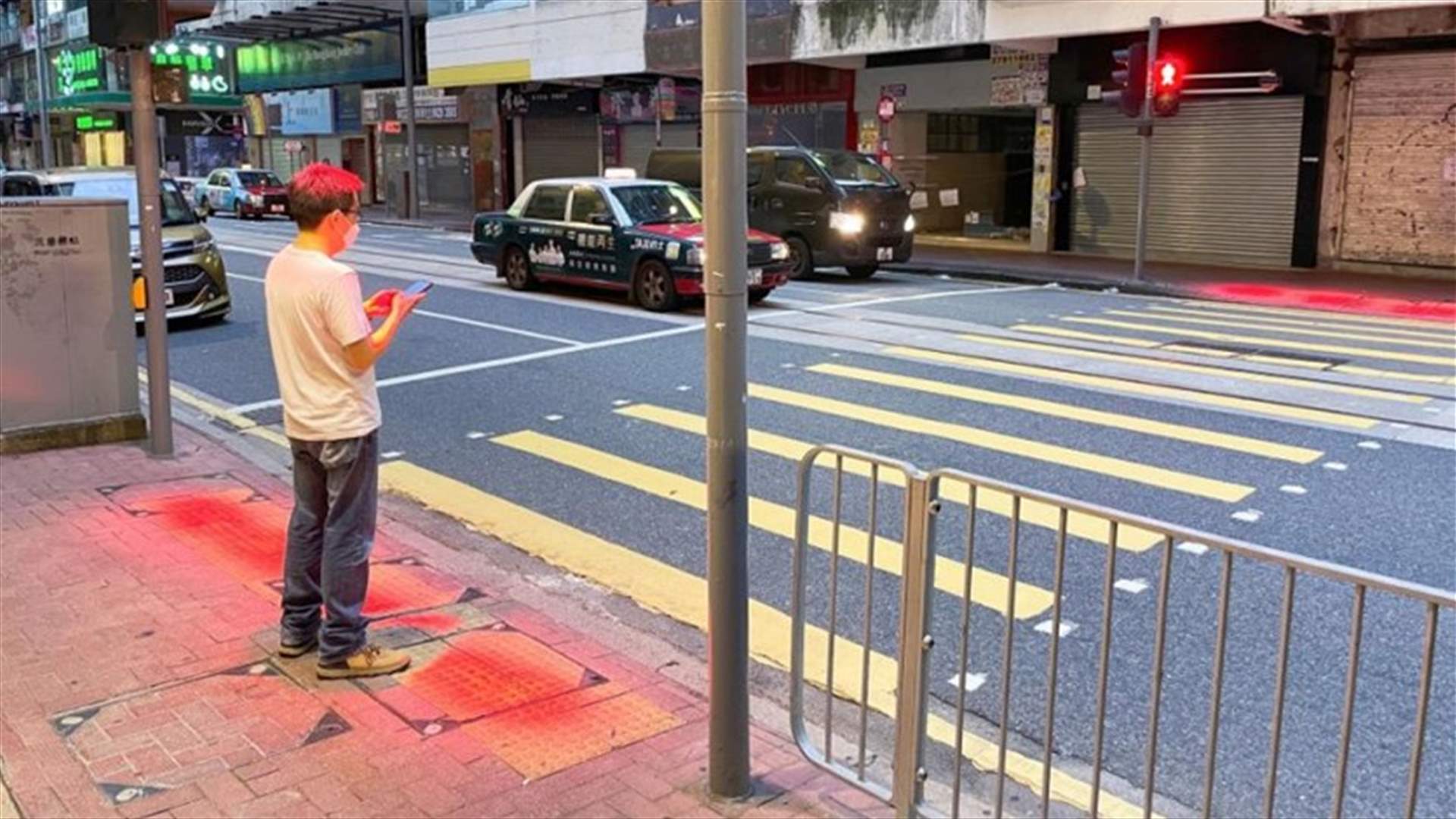 في هونغ كونغ... جهاز ينبه المشاة المنشغلين بهواتفهم لإشارات المرور
