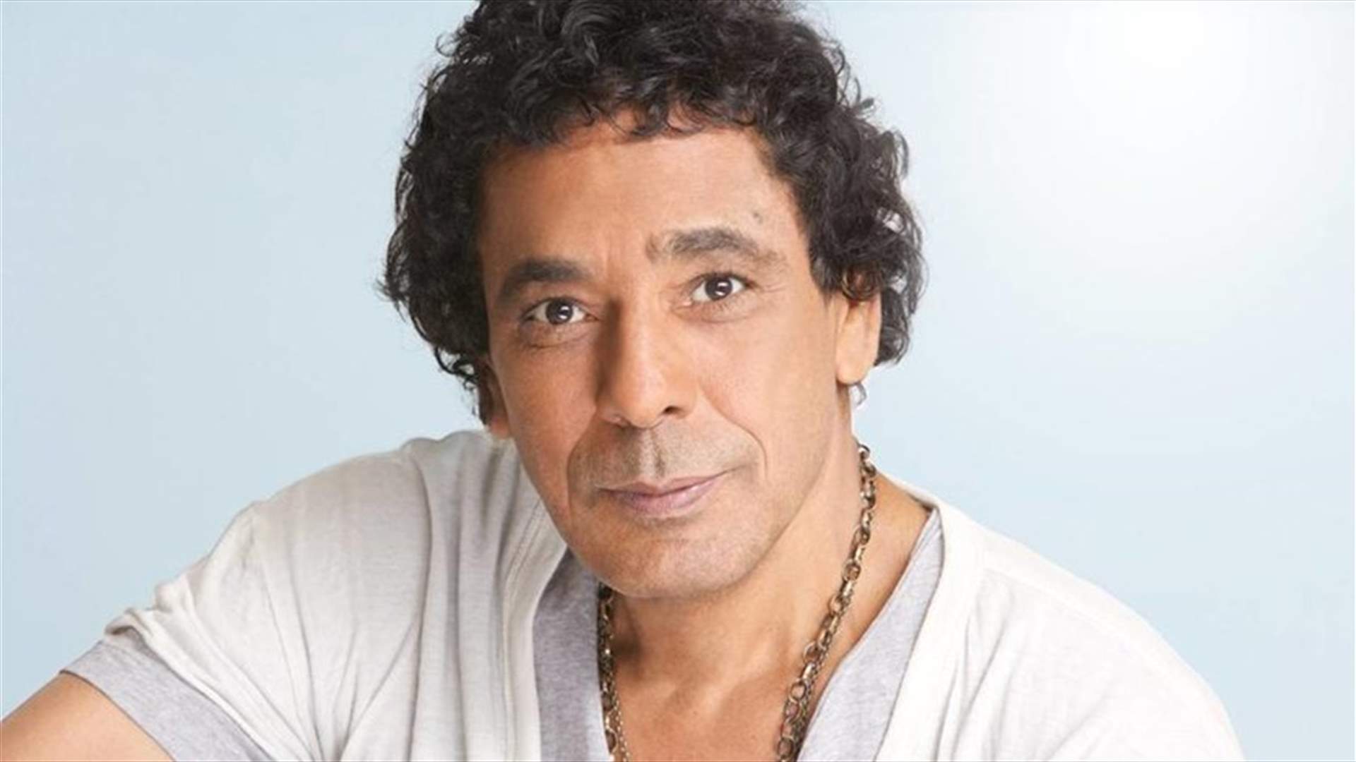 محمد منير بعد شائعة وفاته.. ظهر وهو يحمل الساطور! (صورة)
