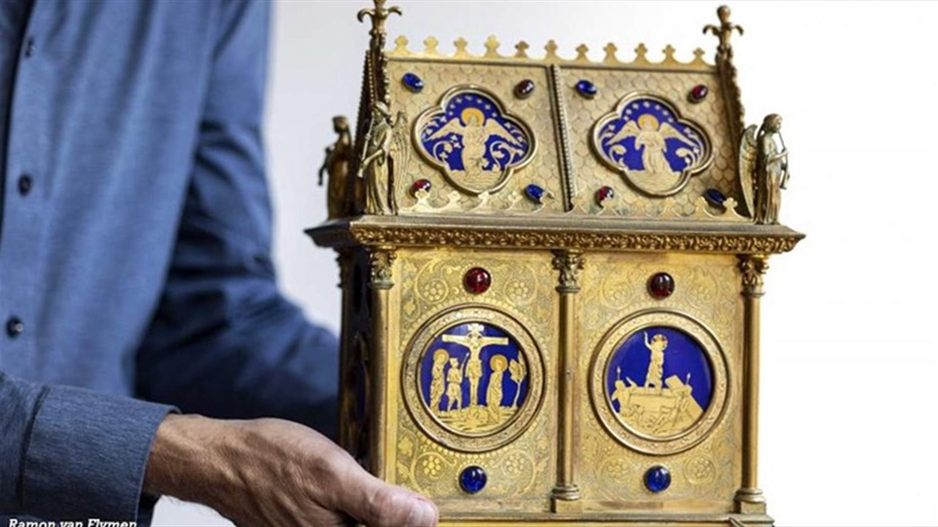 &quot;إنديانا جونز الفن&quot; يؤكد استعادته ذخائر &quot;دم المسيح الثمين&quot; بعد سرقتها من فرنسا