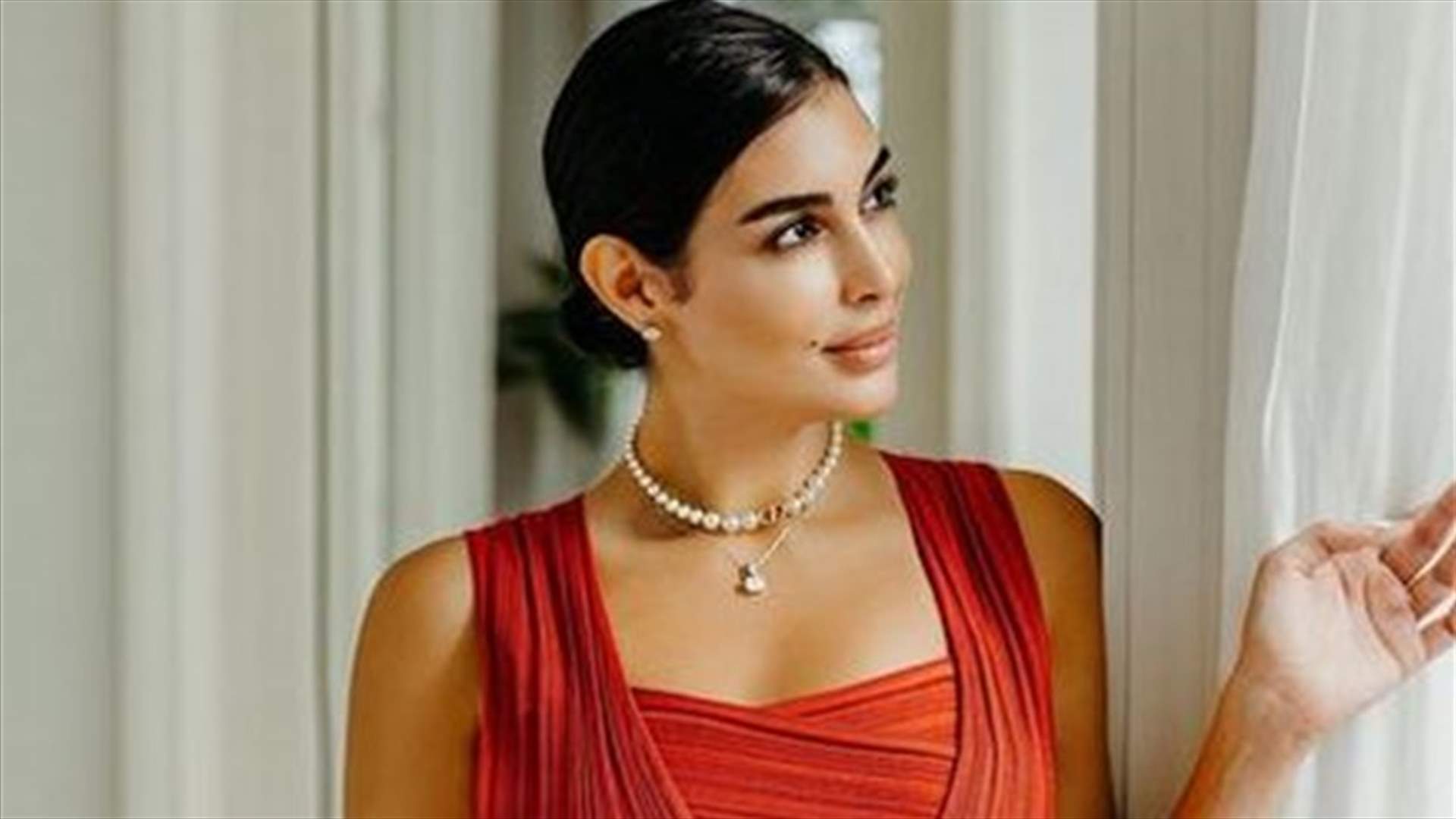 ياسمين صبري في موقف محرج... شاشة هاتفها مكسورة بعد الطائرات الخاصة