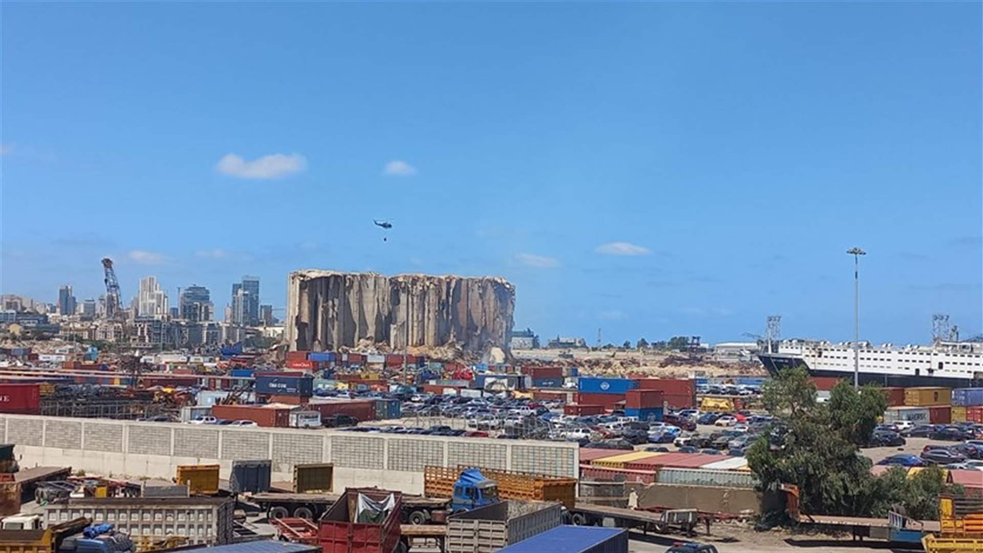 طوافات الجيش اللبناني بدأت بعملية إخماد النيران في إهراءات القمح في مرفأ بيروت