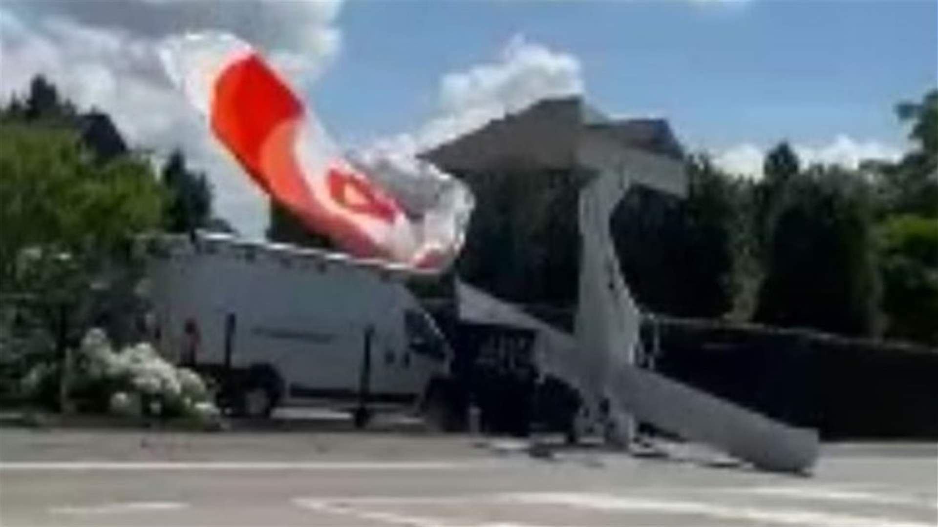 فيديو يحبس الأنفاس...طيار ينجو بأعجوبة من حادث سقوط طائرة!