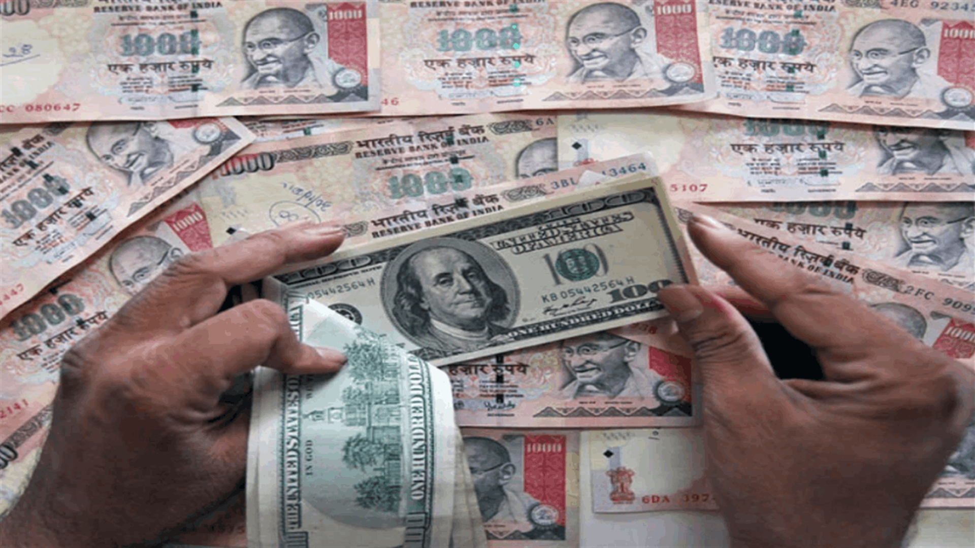 تراجع قياسي قي قيمة الروبية الهندية أمام الدولار