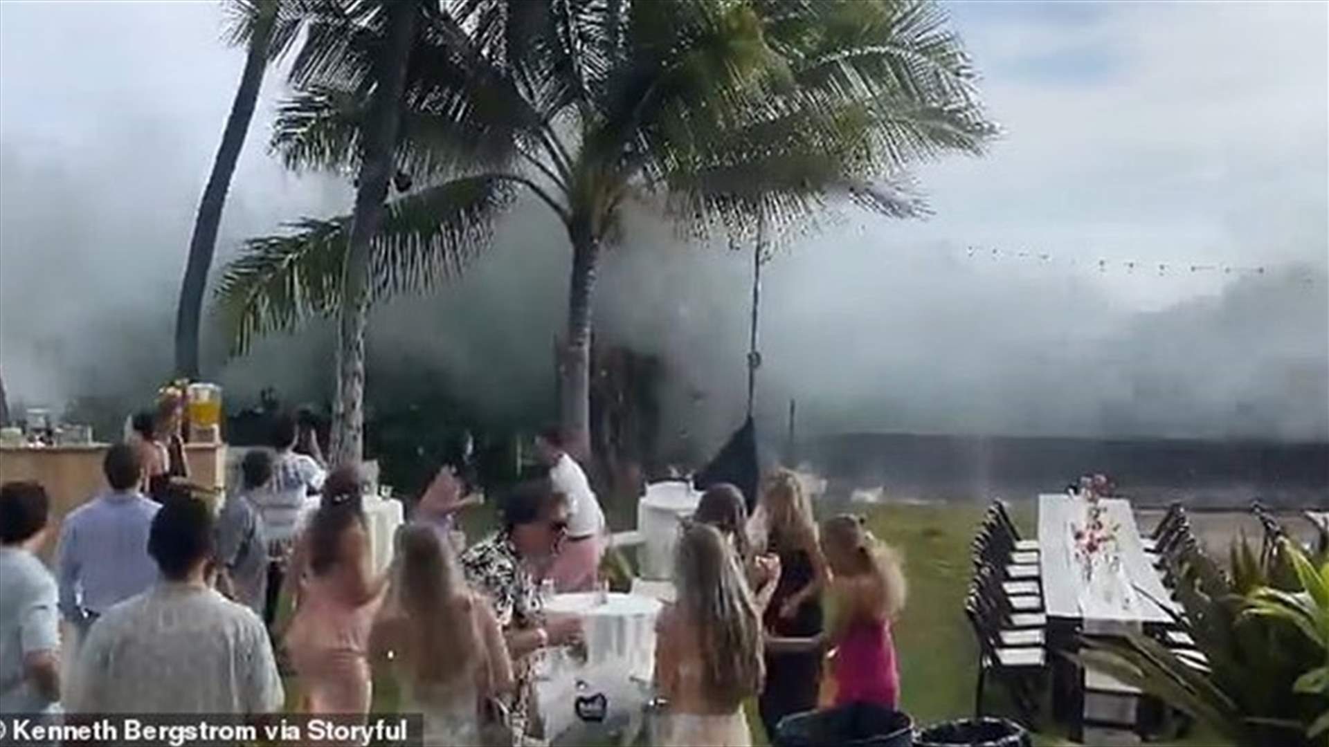 موجة ضخمة تفسد حفل زفاف في هاواي... وفيديو يوثّق اللحظات المروّعة!