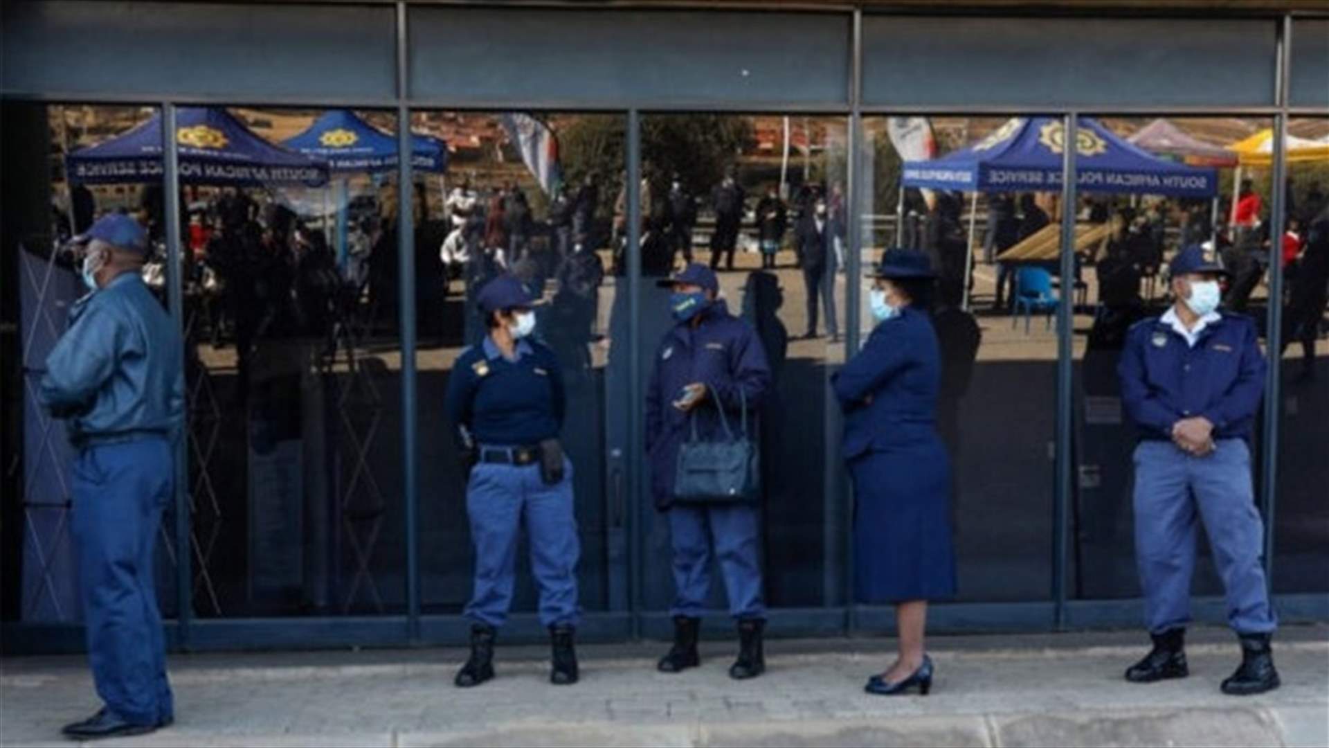 توقيف 13 شرطياً في جنوب أفريقيا بسبب مقتل موقوف في فترة الإغلاق العام