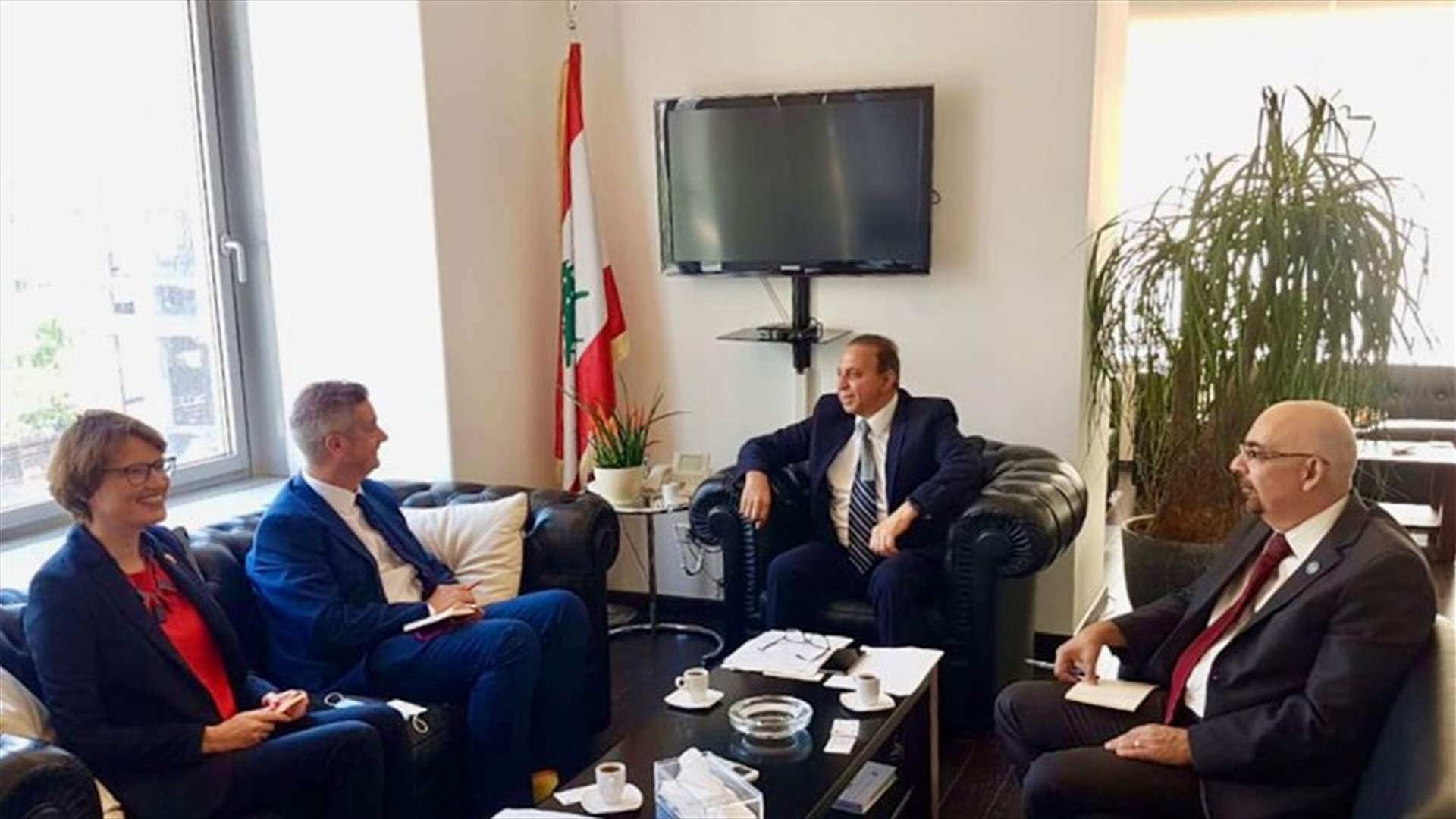شرف الدين عرض مع المبعوث البريطاني الخاص إلى سورية ملف عودة النازحين