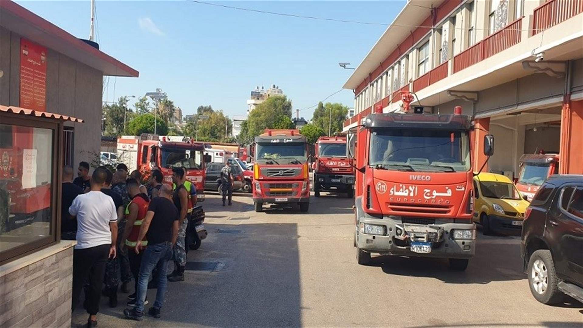 آليات فوج إطفاء بيروت تتوجه مع الدفاع المدني لإخماد الحريق في اهراءات القمح في مرفأ بيروت