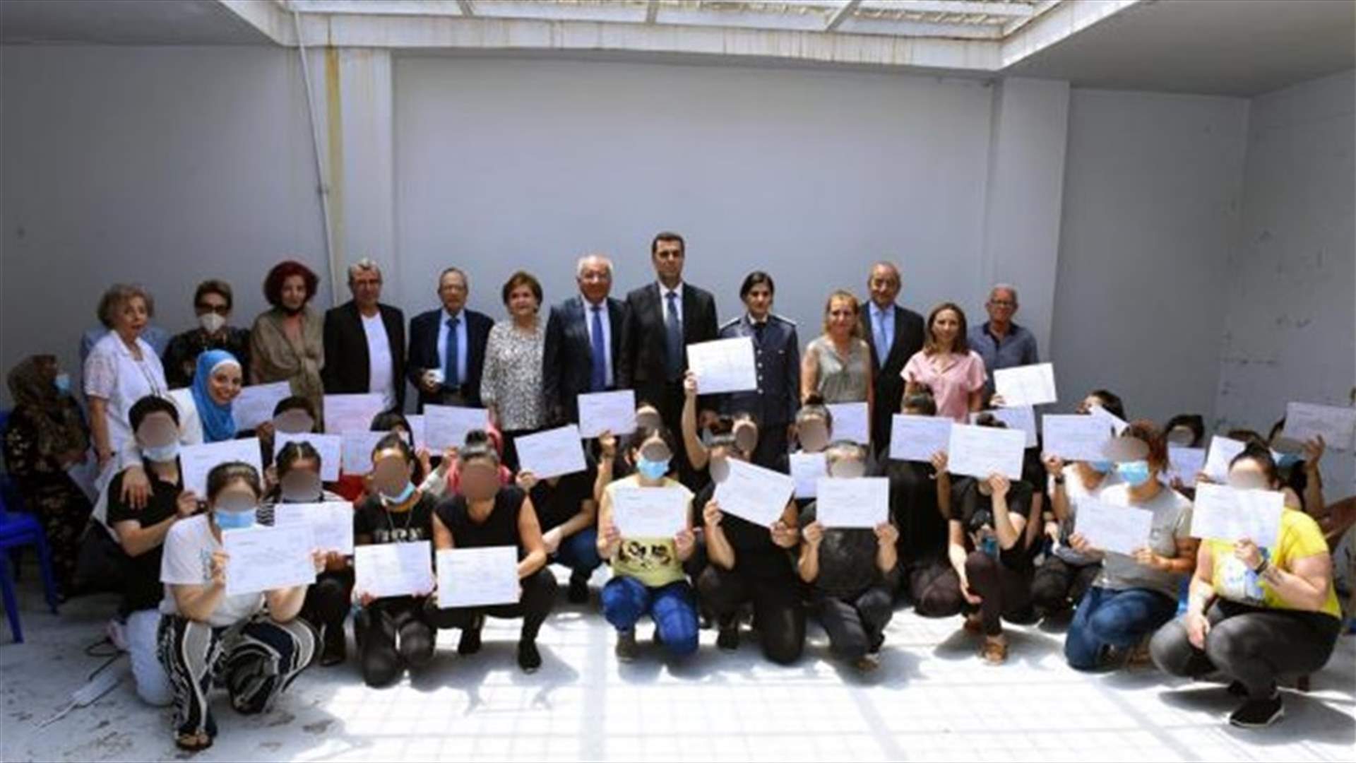 توزيع إفادات على 60 سجينة تابعنَ دورات تدريب مهني وتعليمي