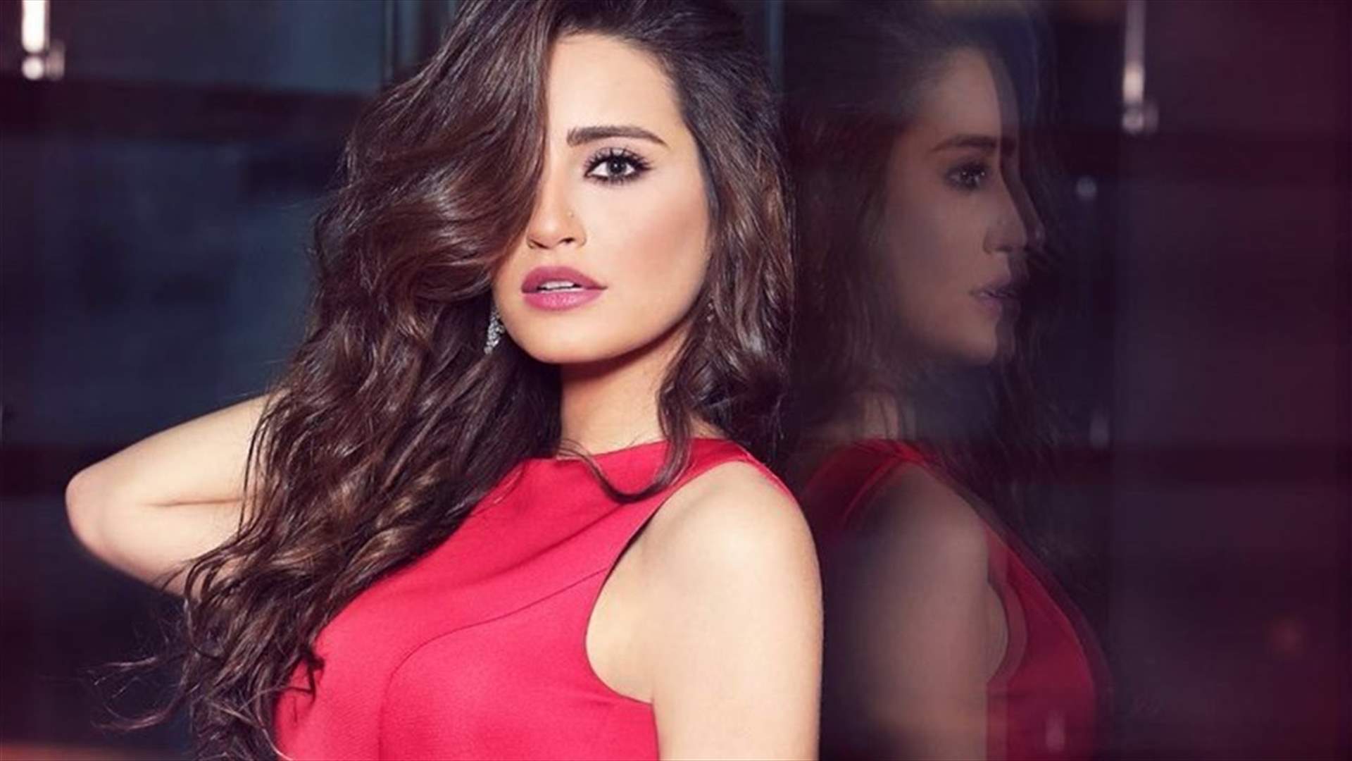 إطلالة صيفية بالأحمر الناري لإيميه صياح تزيّن مسرح حفل ملكة جمال لبنان